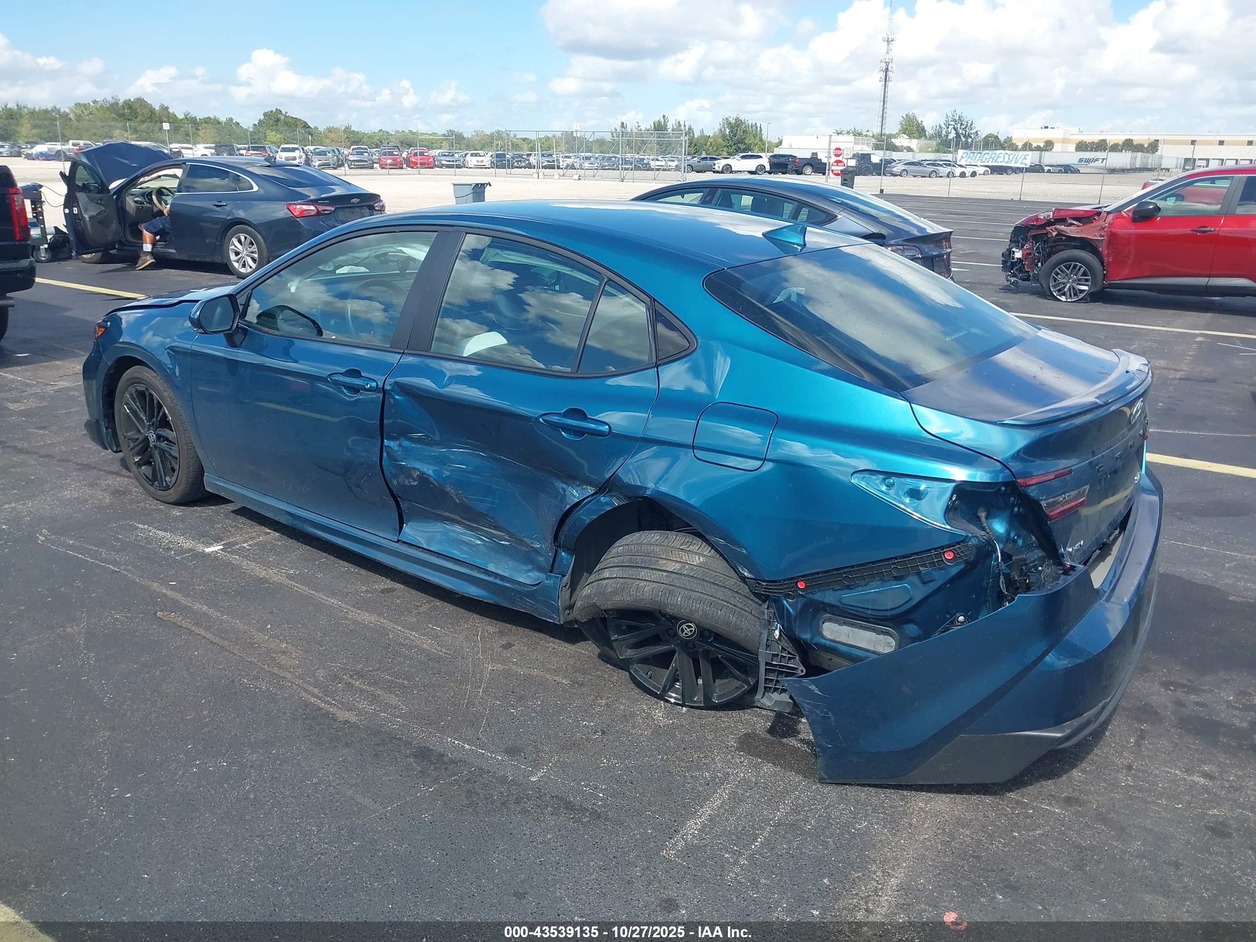 TOYOTA CAMRY image 3