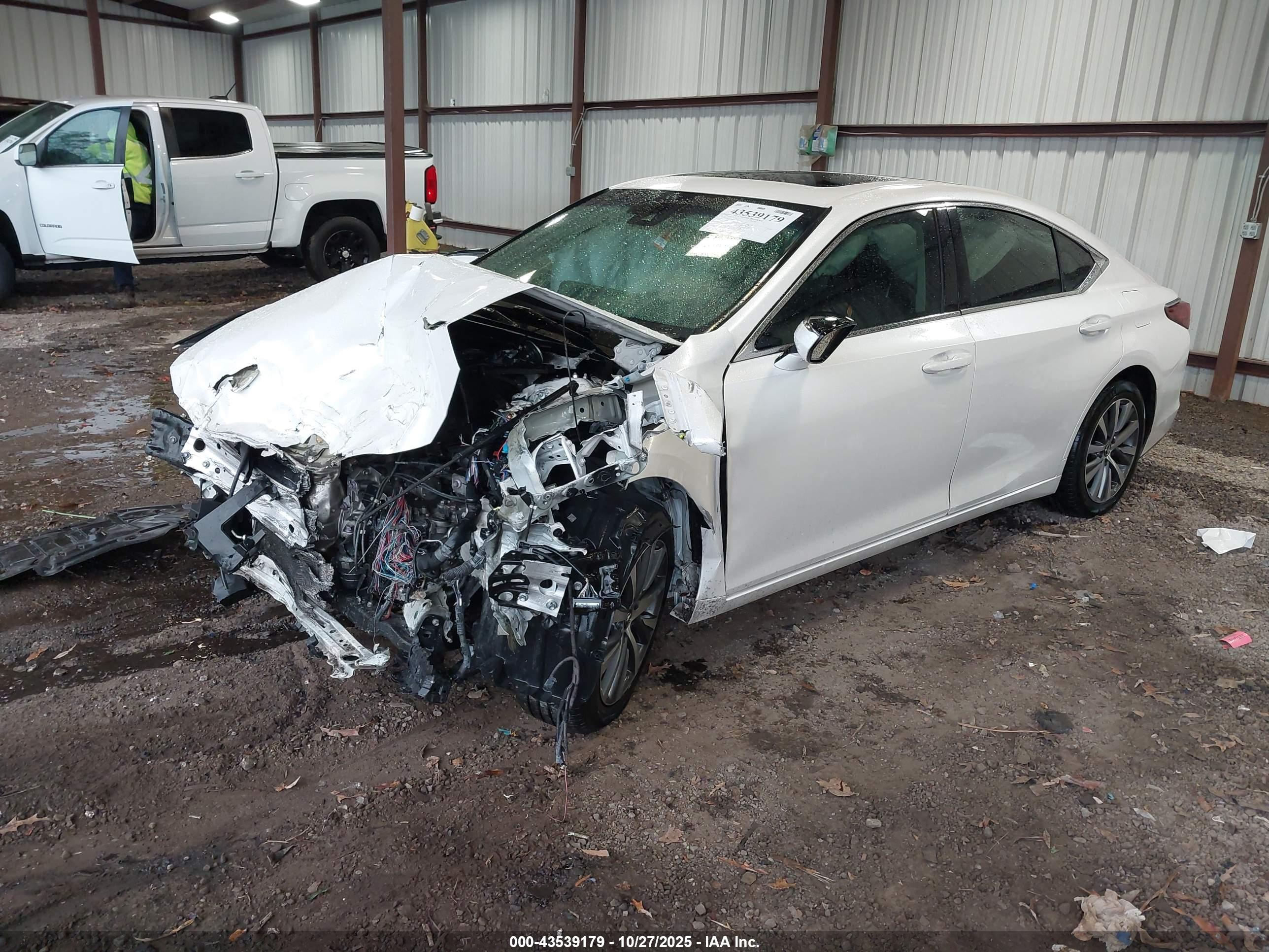 LEXUS ES image 2