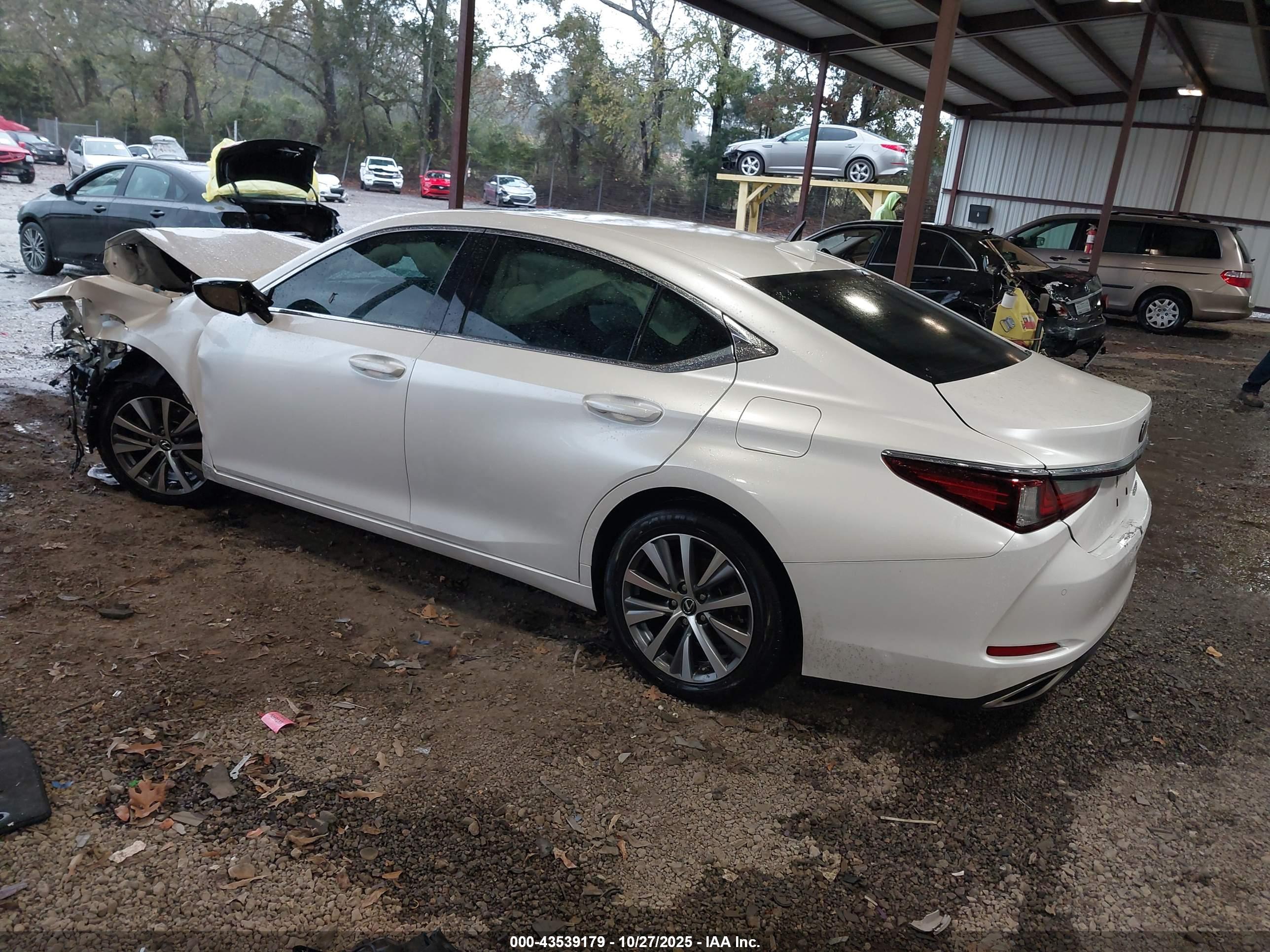LEXUS ES image 3