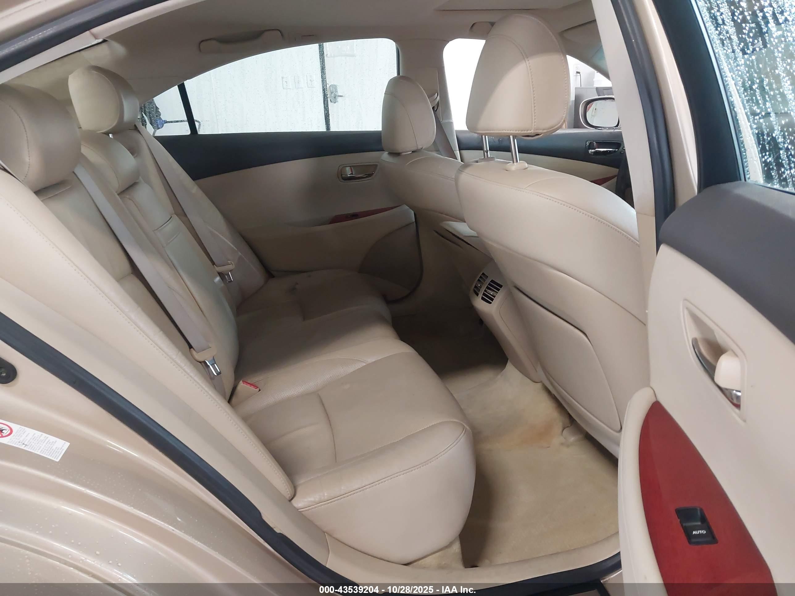 LEXUS ES image 8