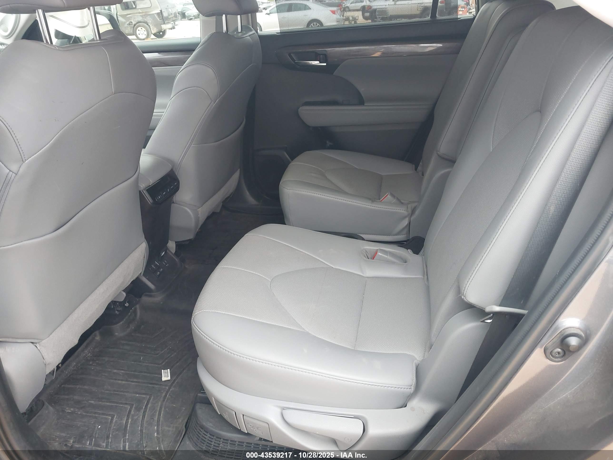 TOYOTA HIGHLANDER image 8