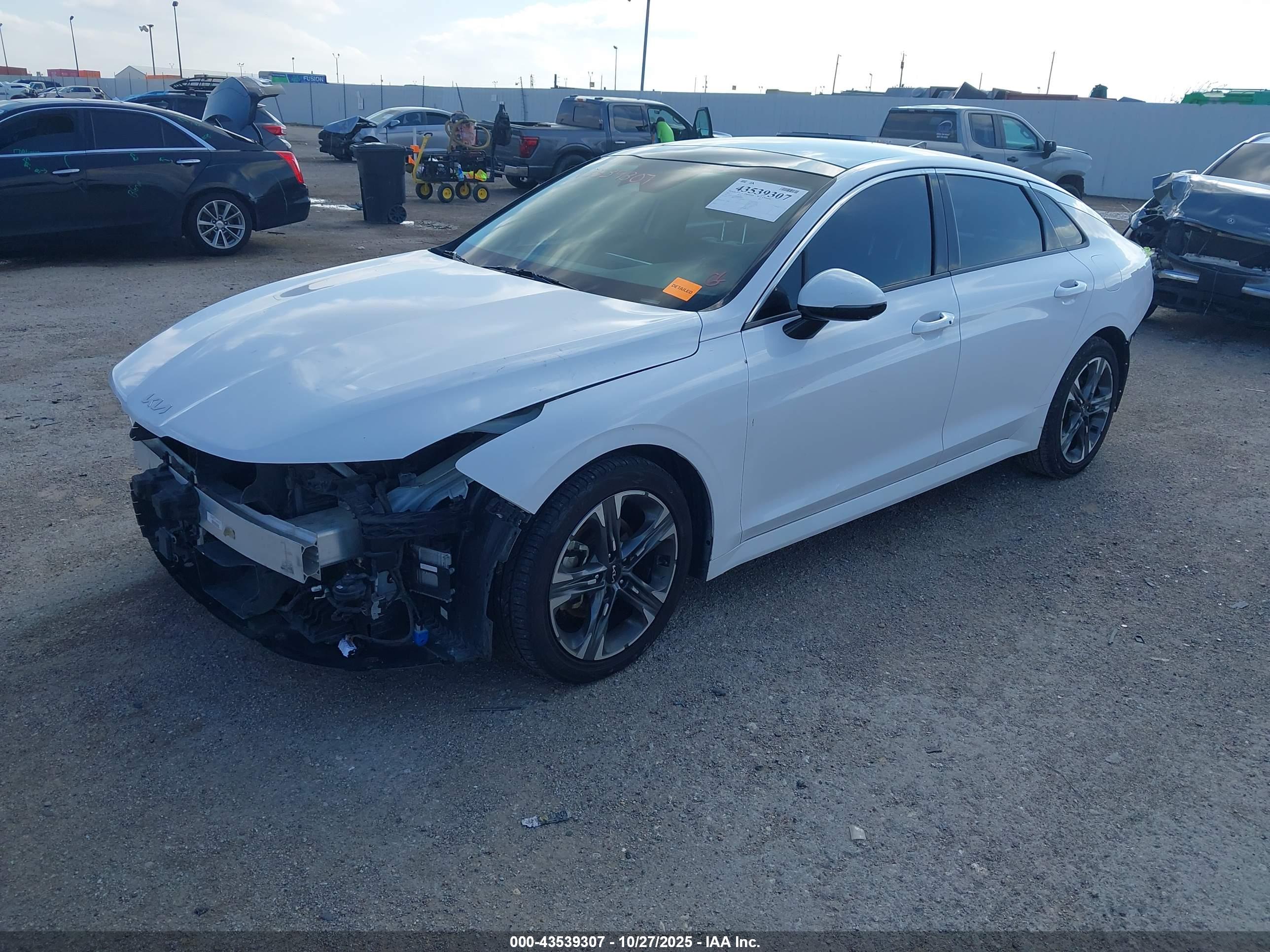 KIA K5 image 2