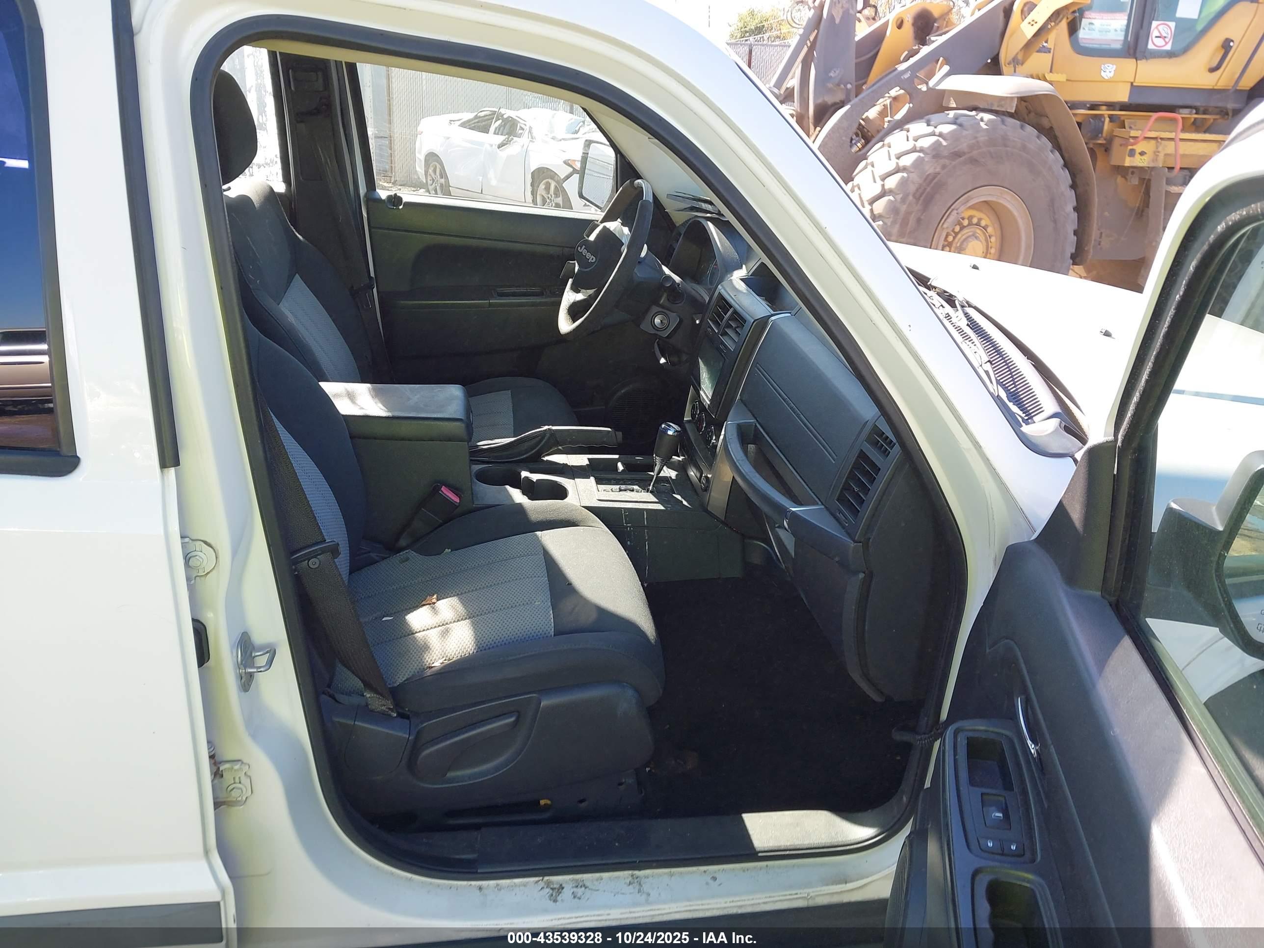 JEEP LIBERTY image 5