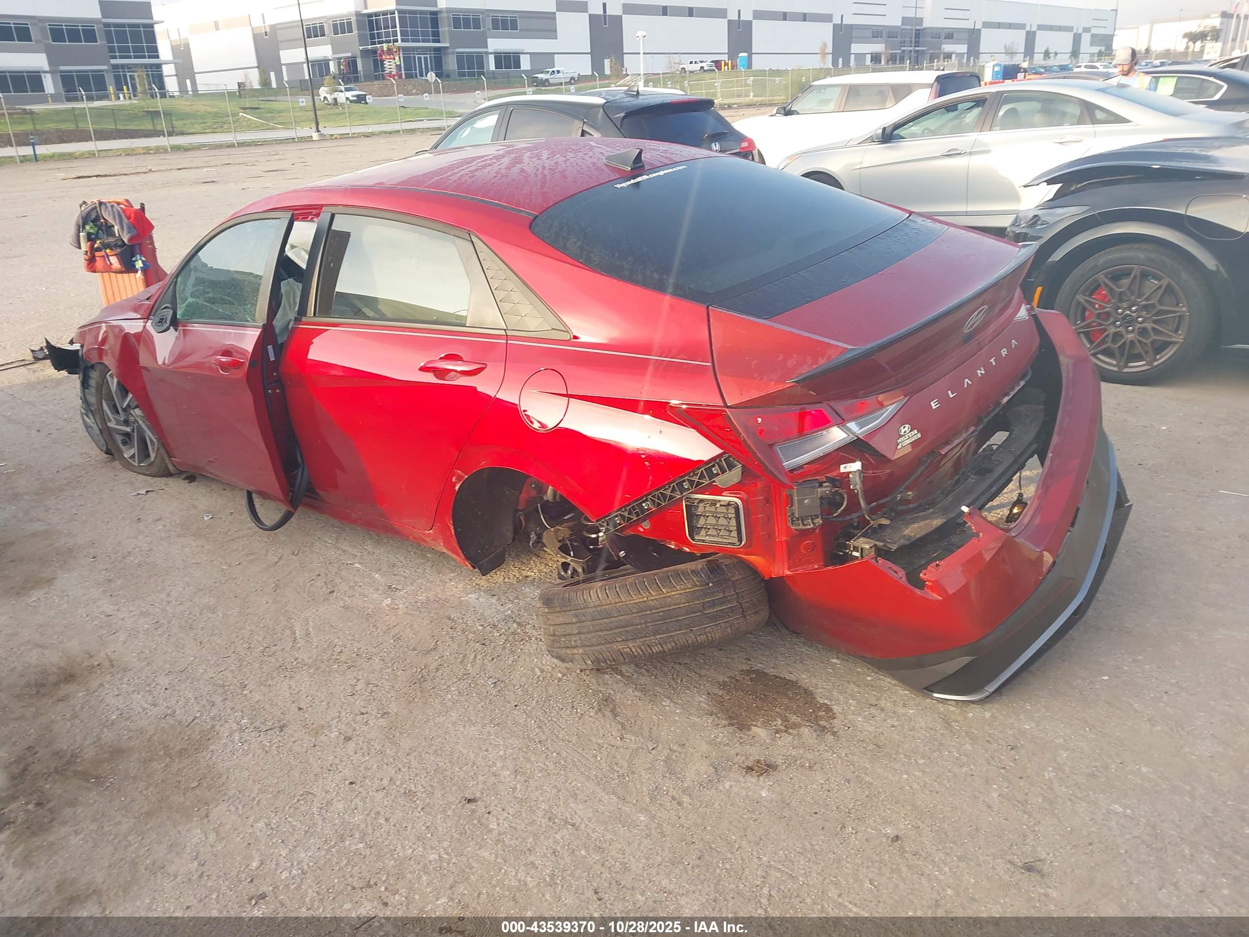 HYUNDAI ELANTRA image 3
