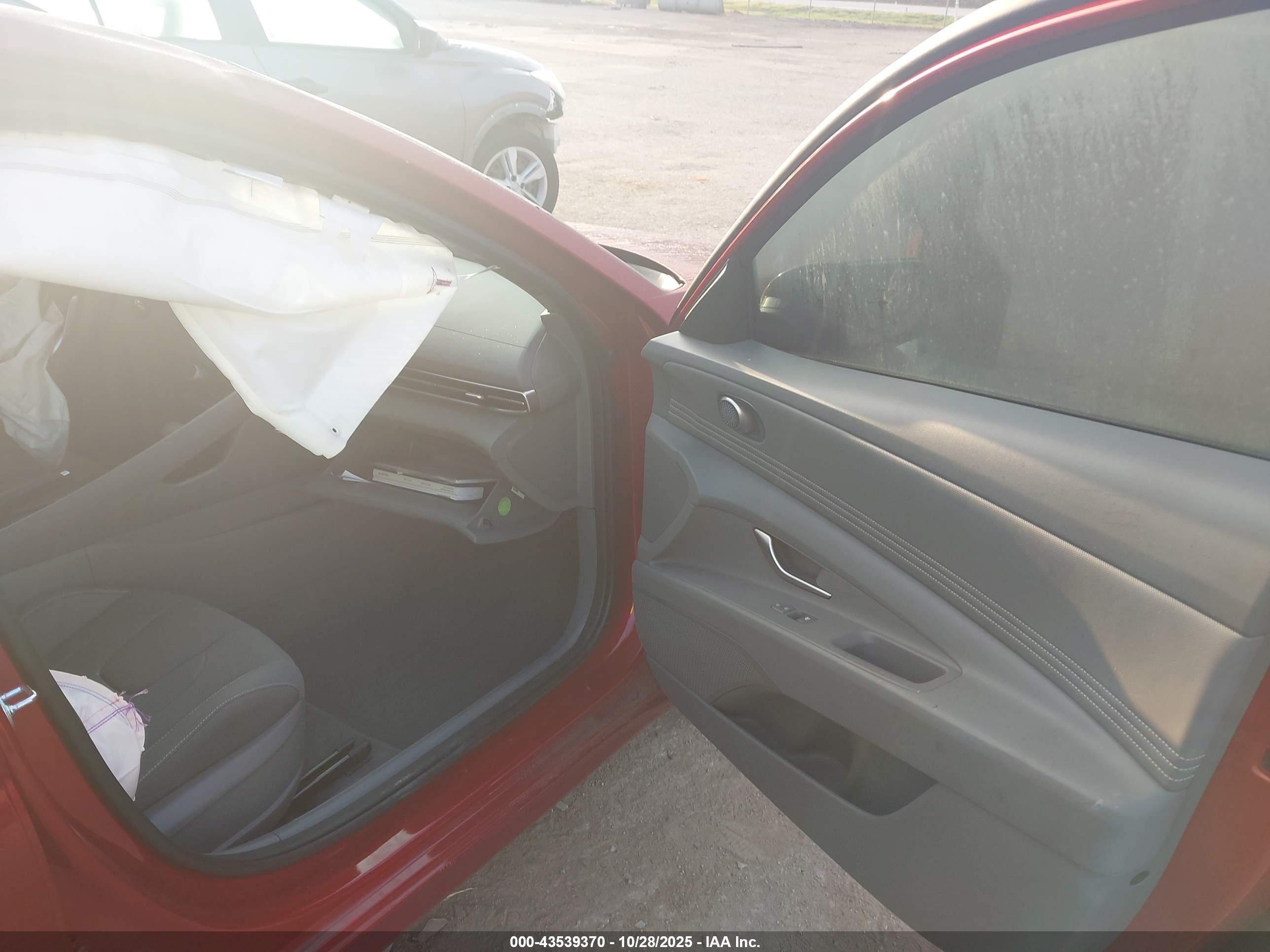 HYUNDAI ELANTRA image 5