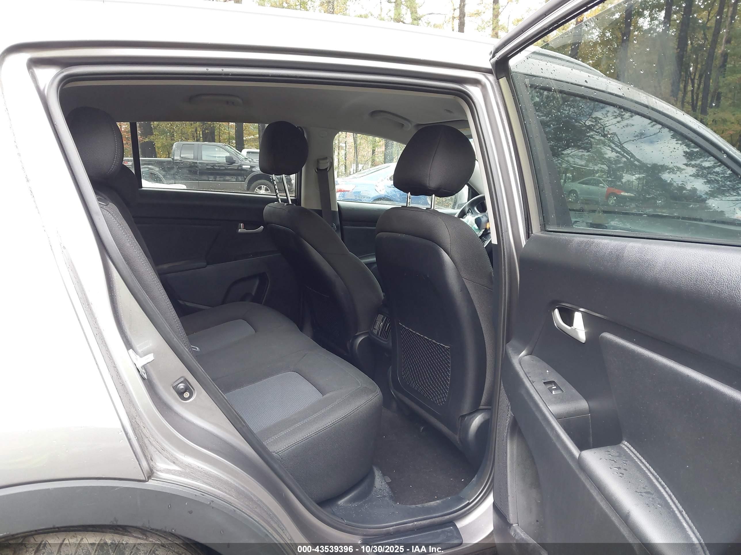 KIA SPORTAGE image 8