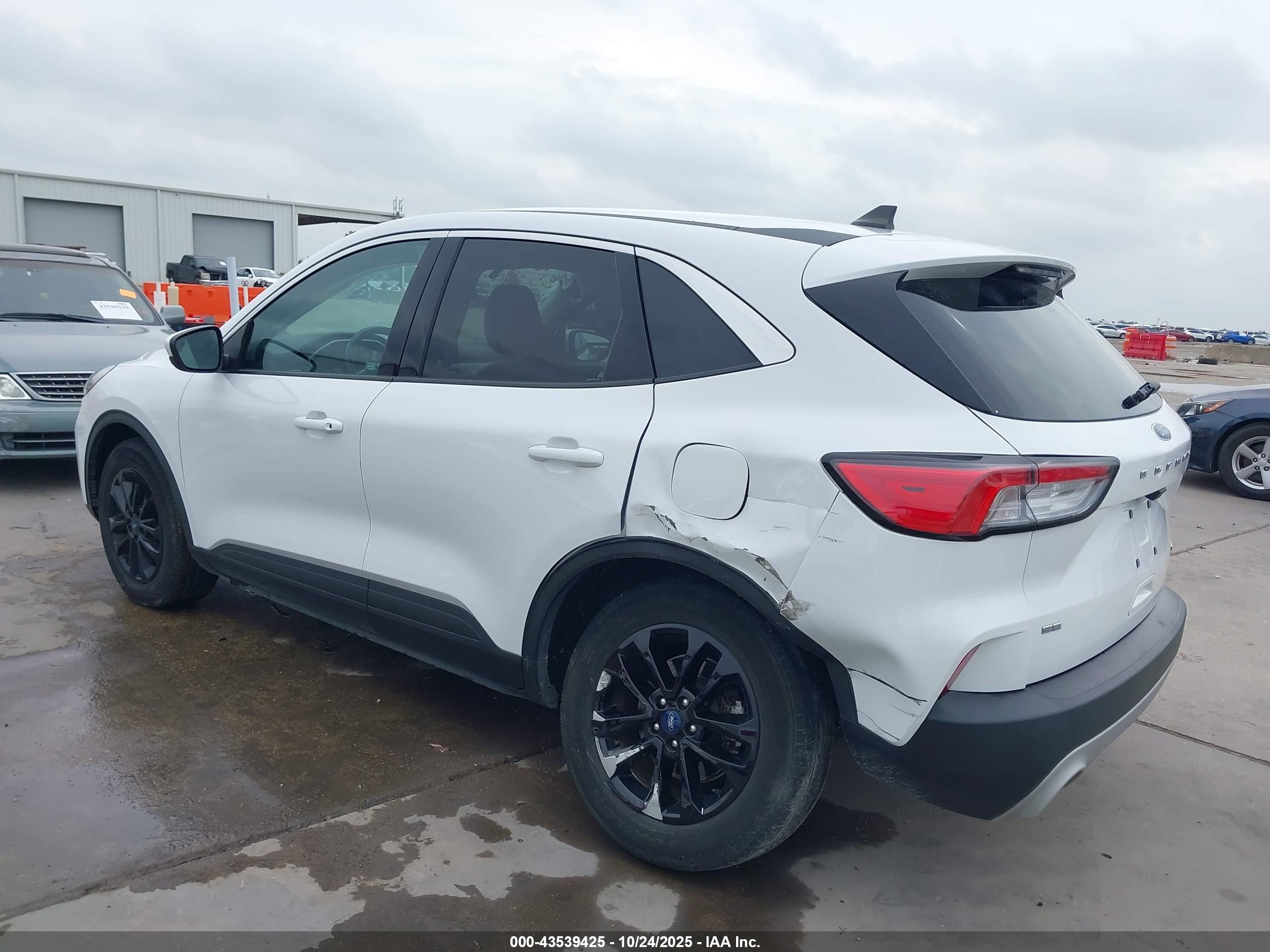 FORD ESCAPE image 3
