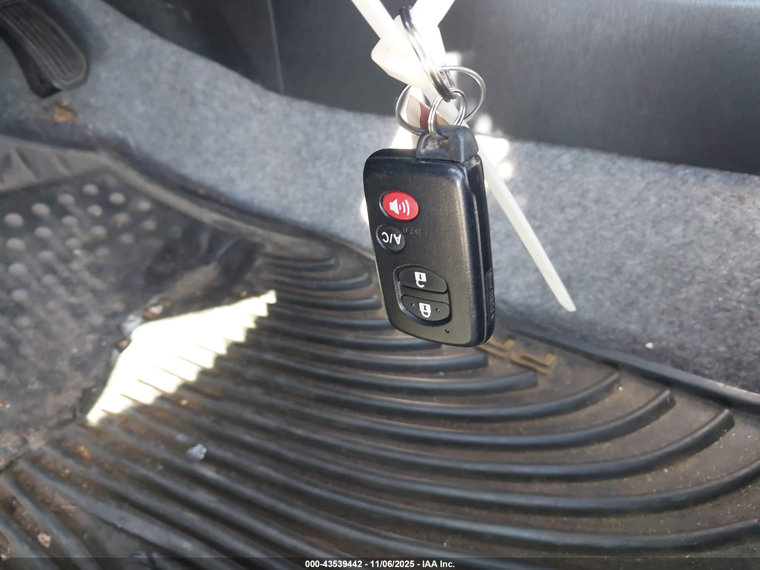 TOYOTA PRIUS image 11