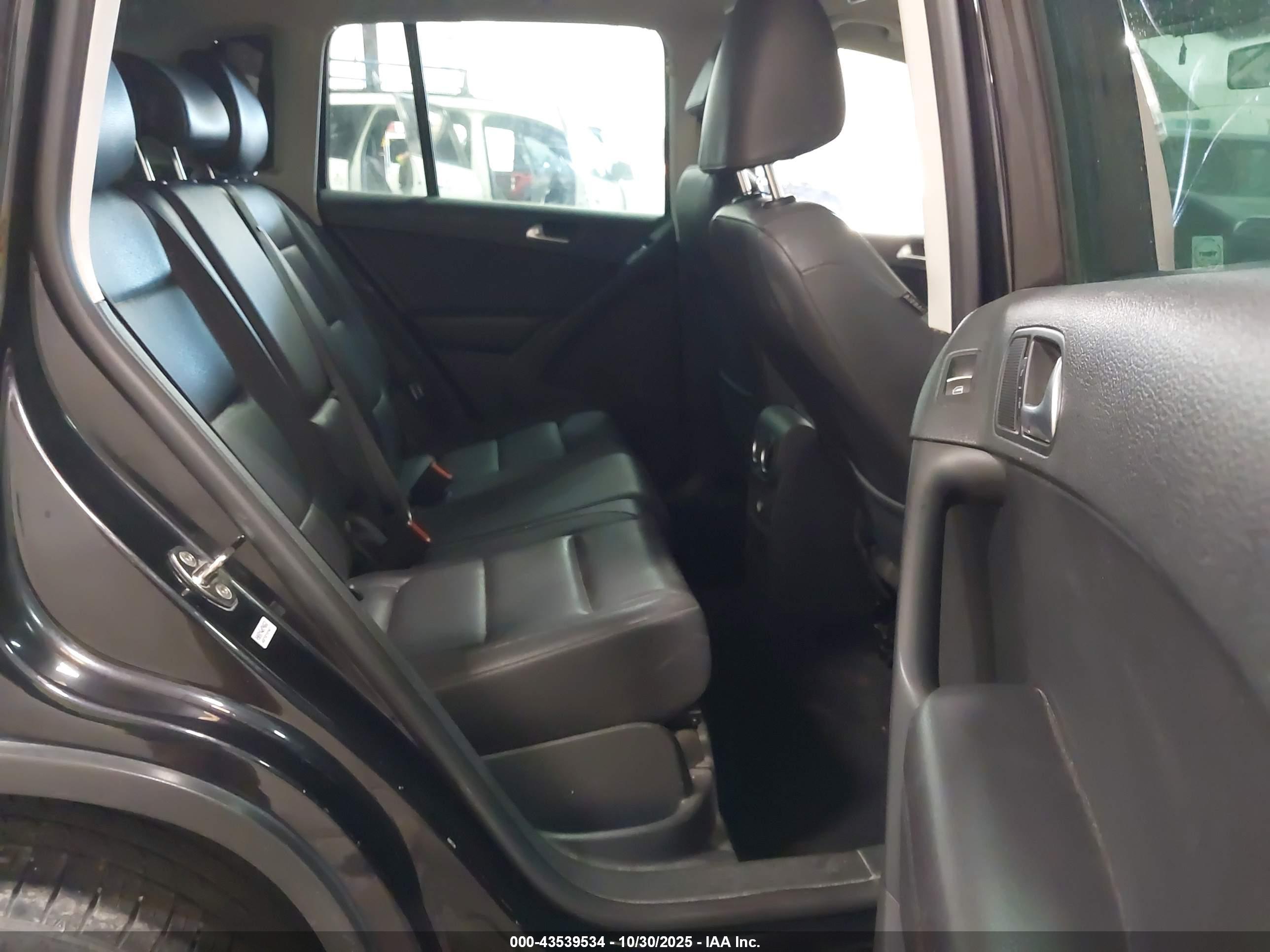 VOLKSWAGEN TIGUAN image 8