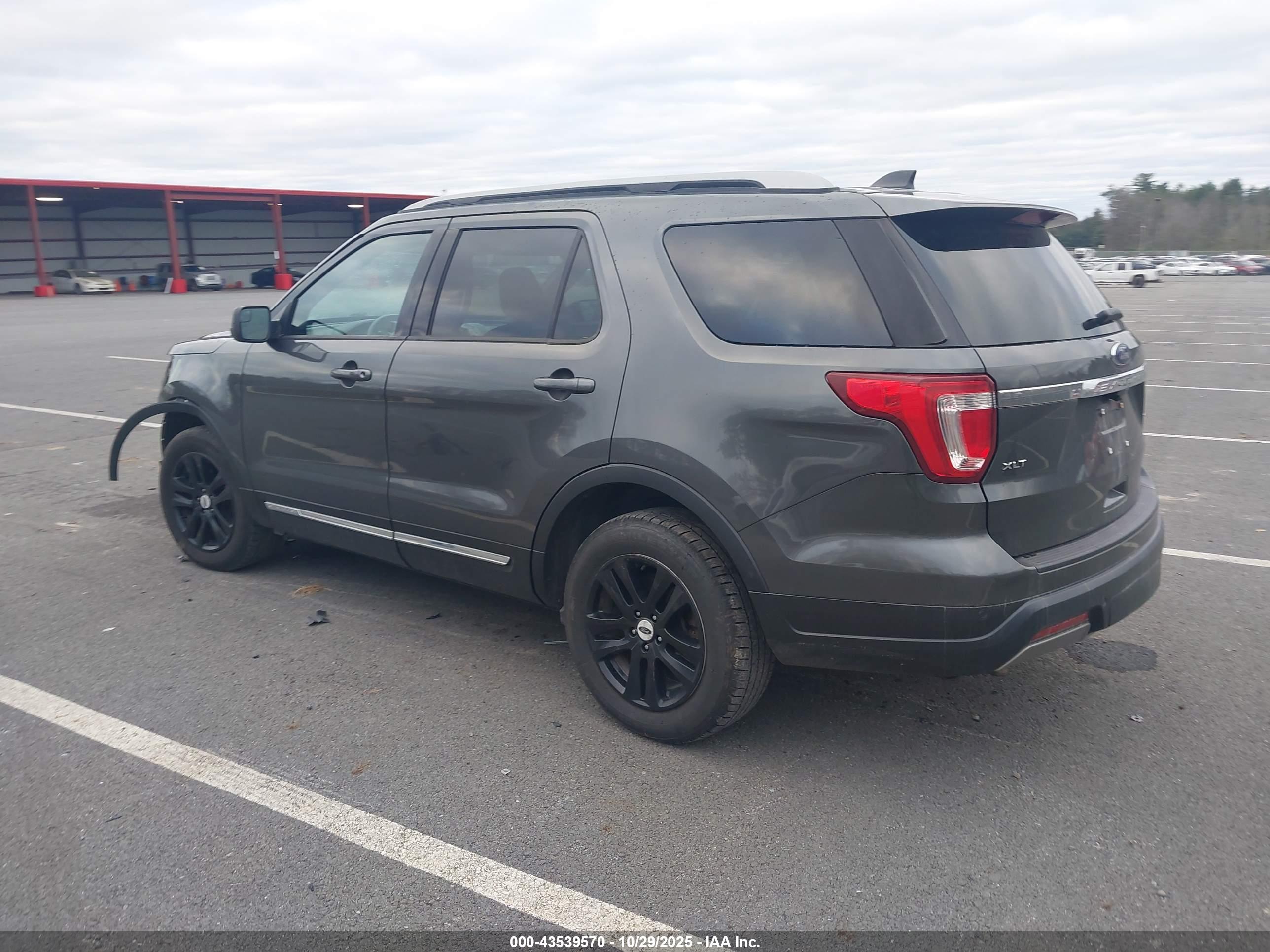 FORD EXPLORER image 3