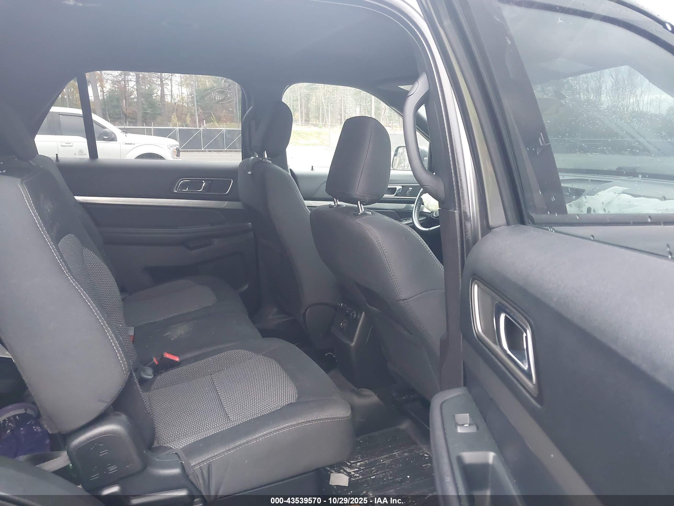 FORD EXPLORER image 8