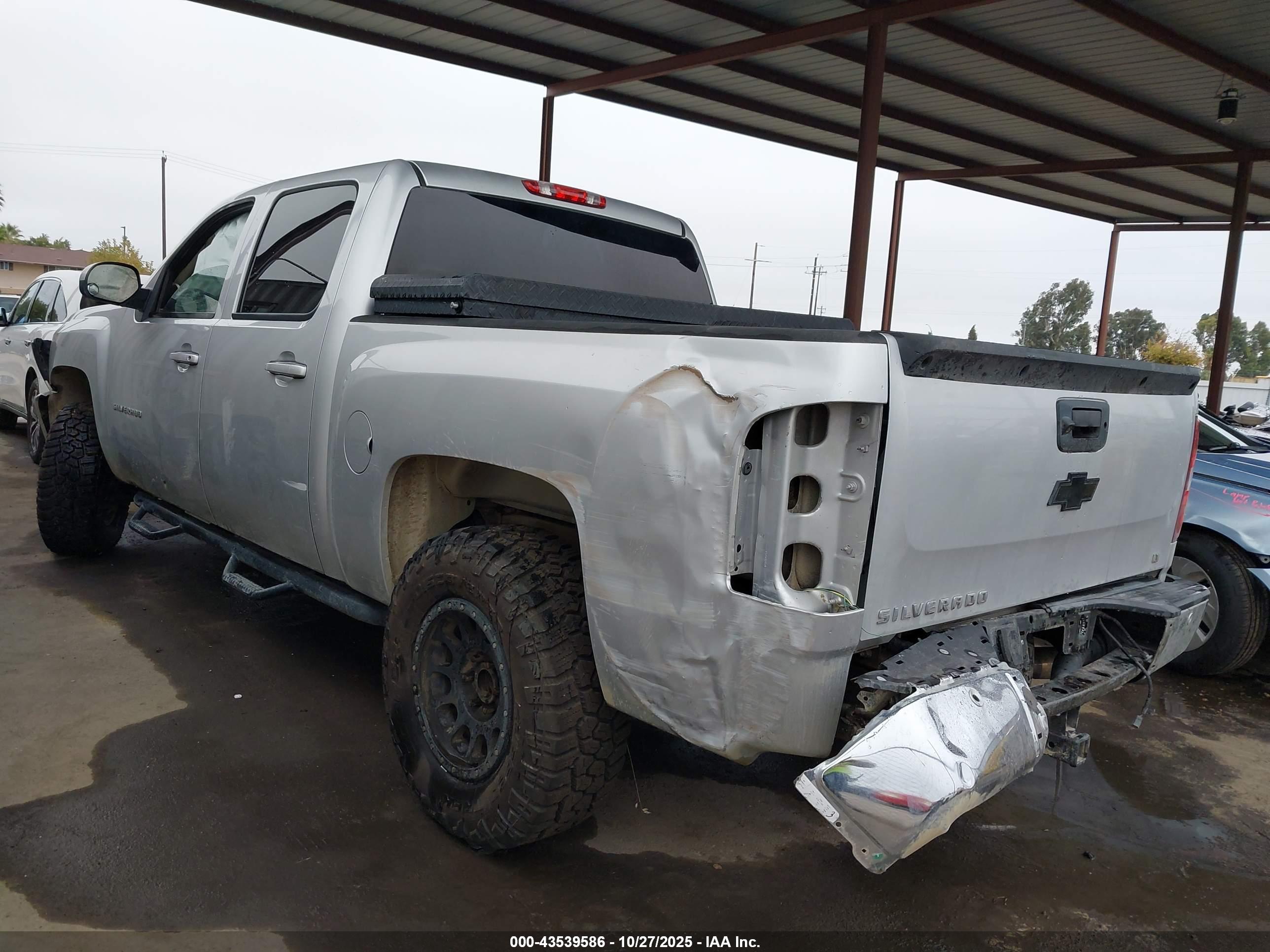 CHEVROLET SILVERADO image 3