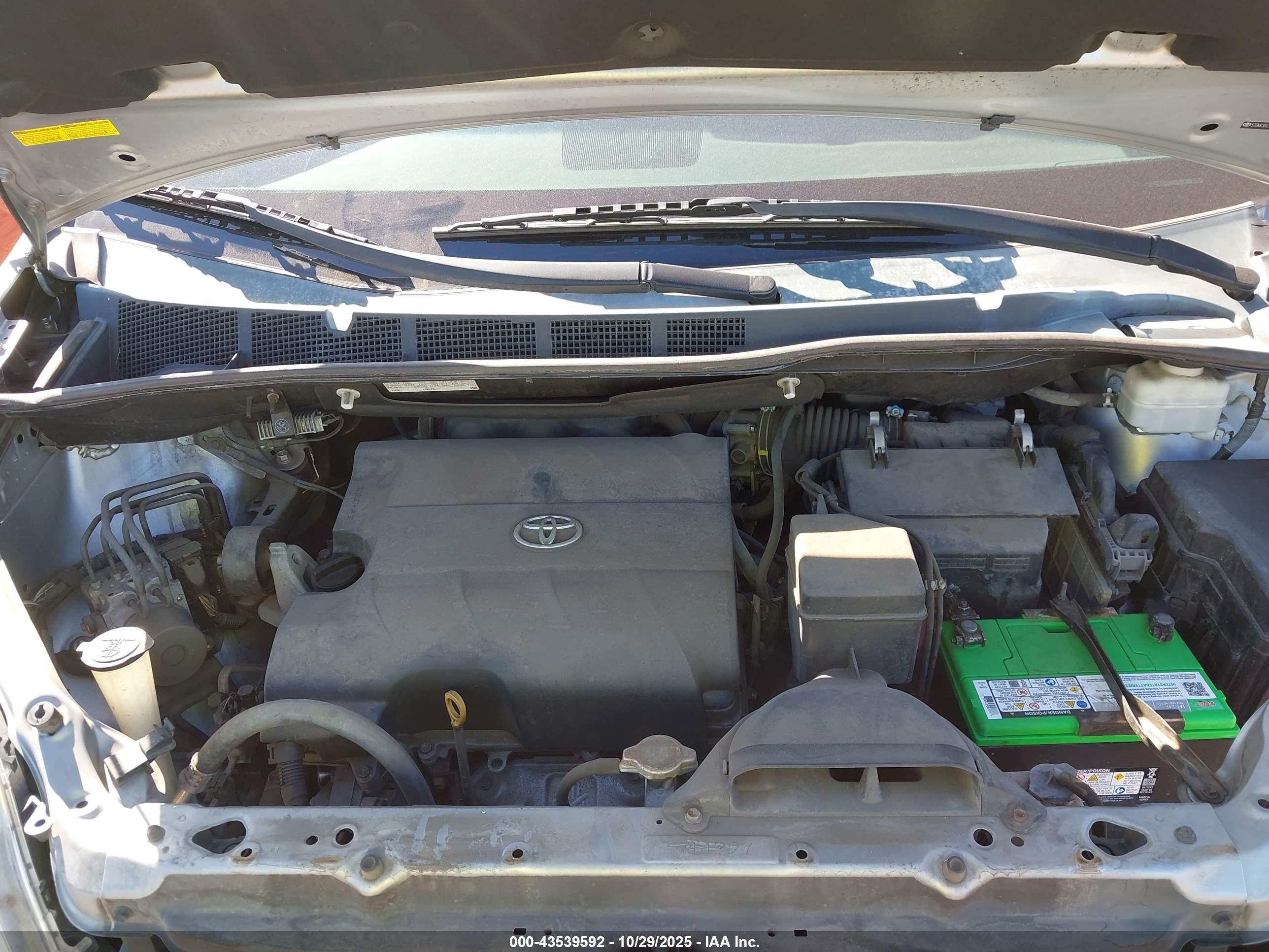 TOYOTA SIENNA image 10