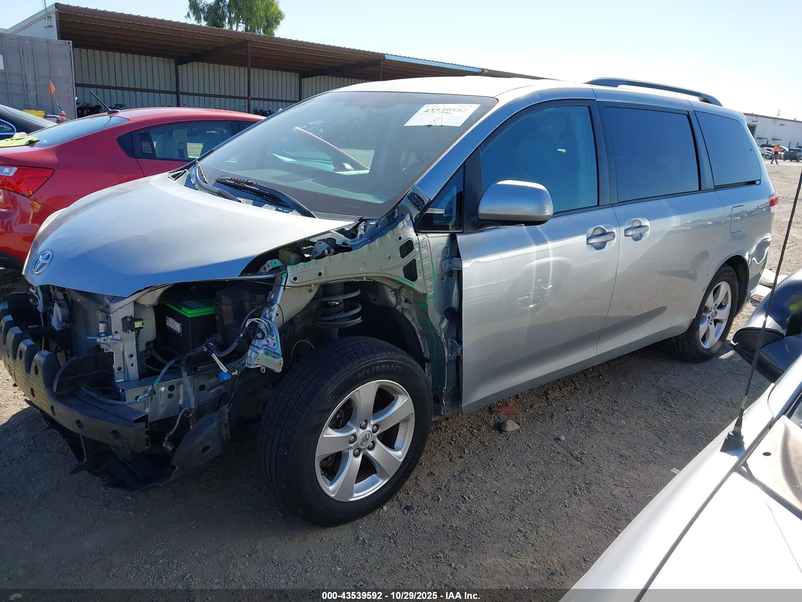 TOYOTA SIENNA image 2