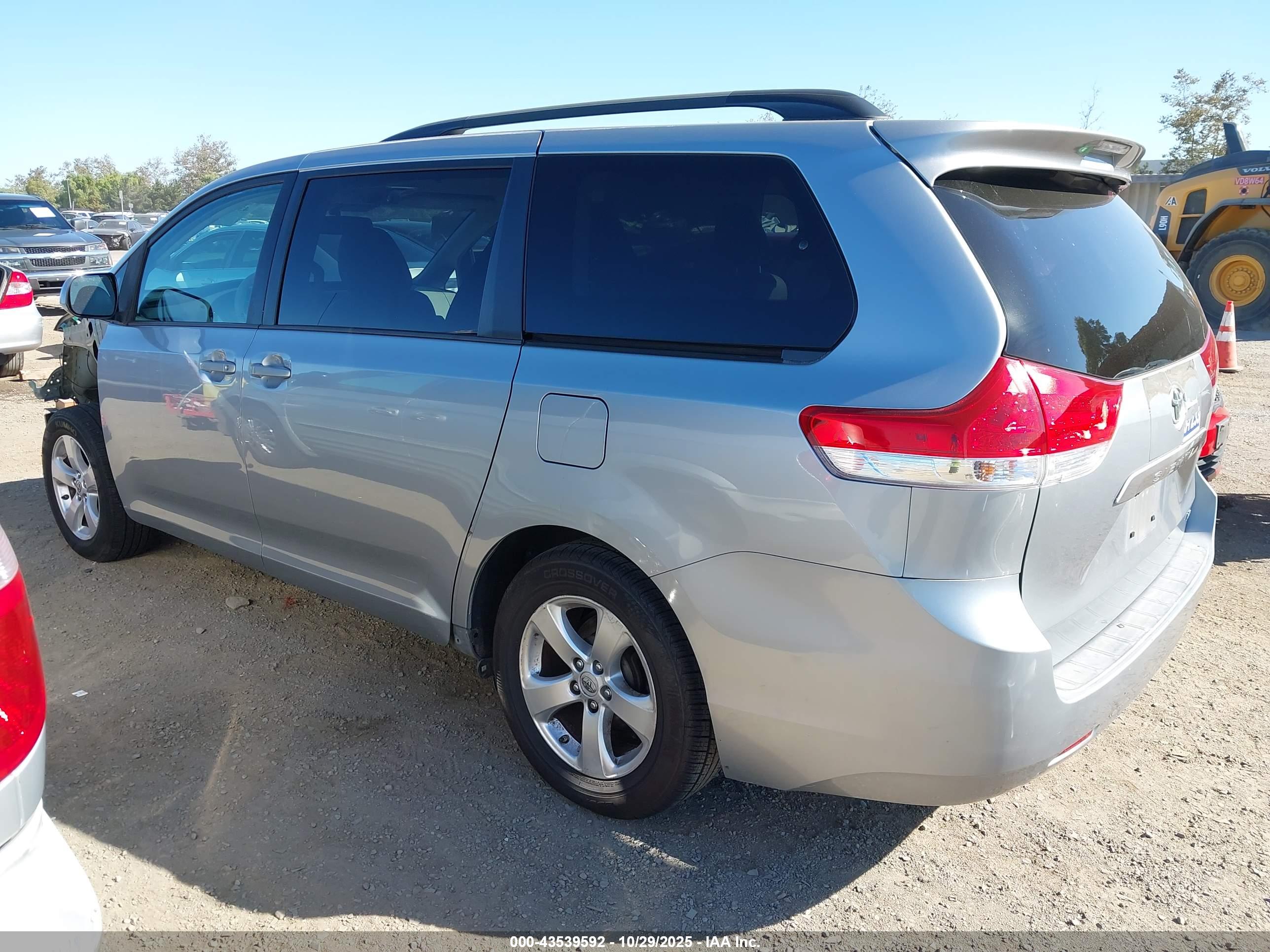 TOYOTA SIENNA image 3