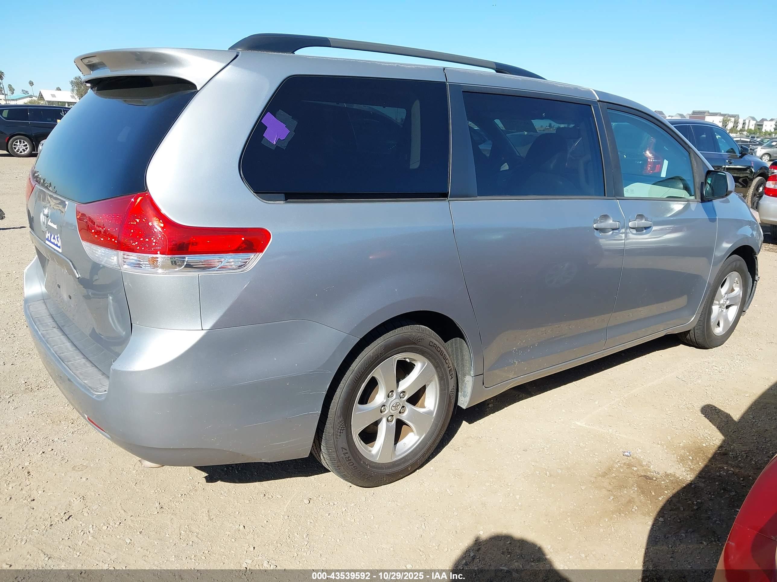 TOYOTA SIENNA image 4