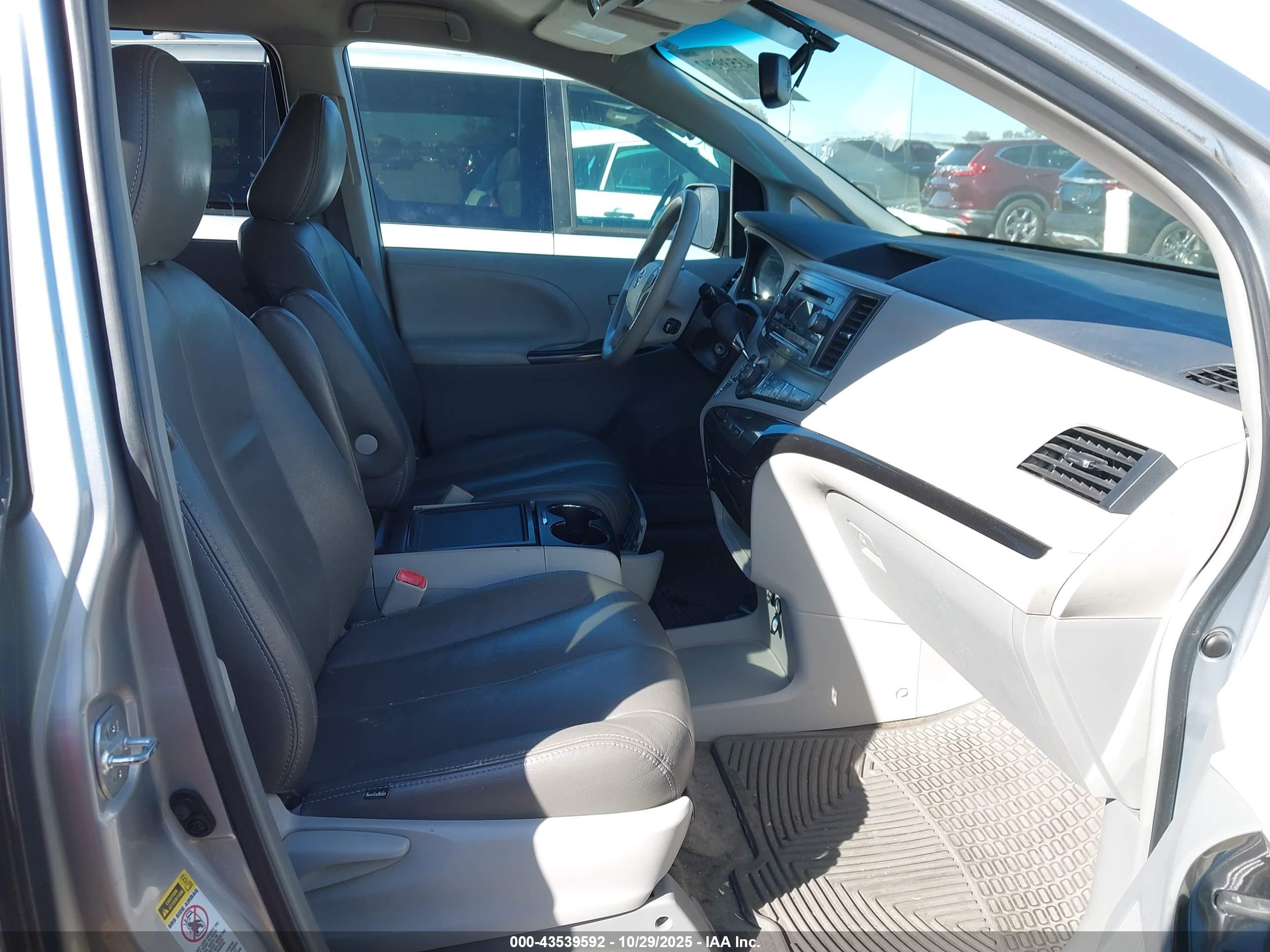TOYOTA SIENNA image 5