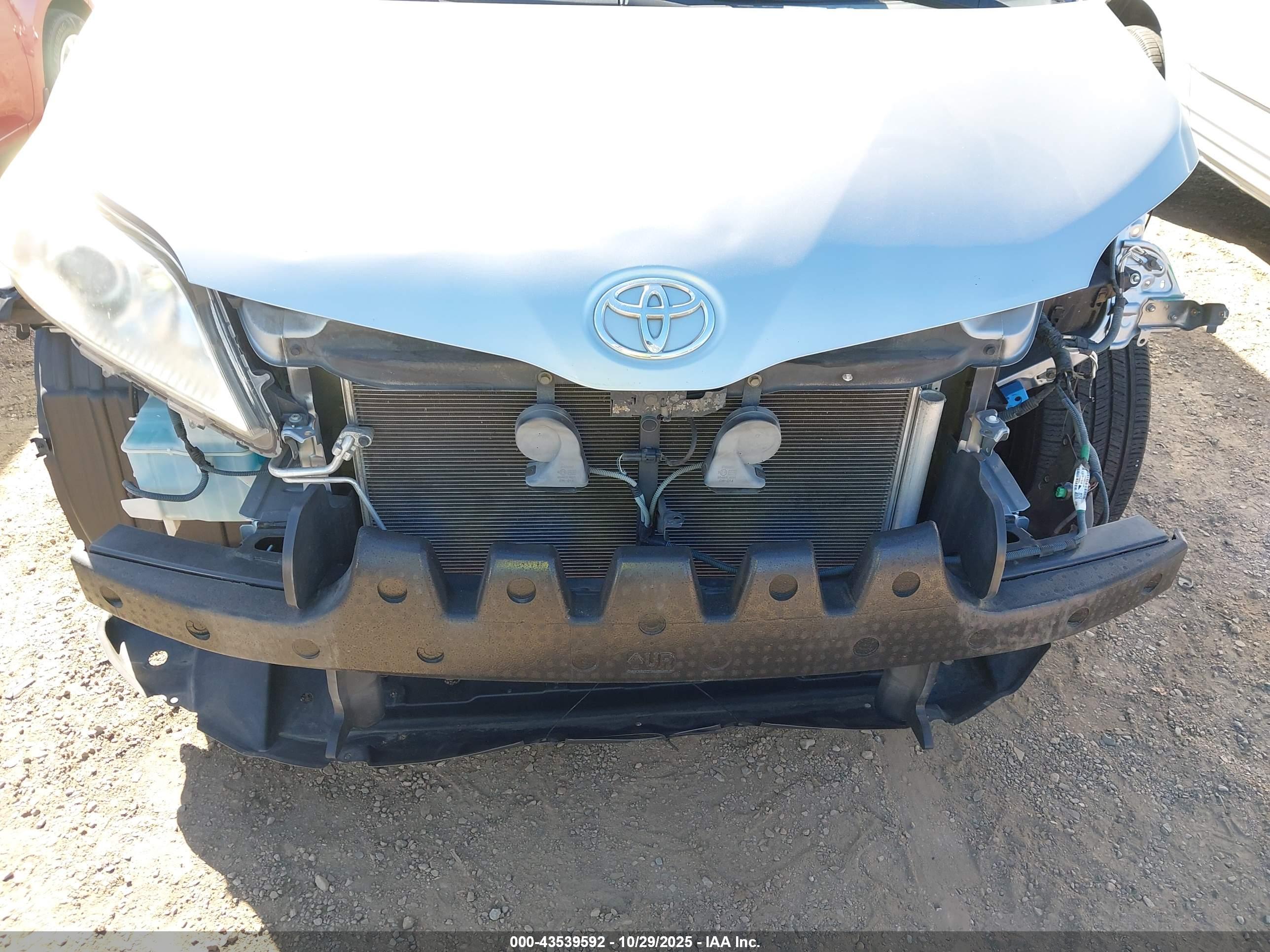 TOYOTA SIENNA image 6
