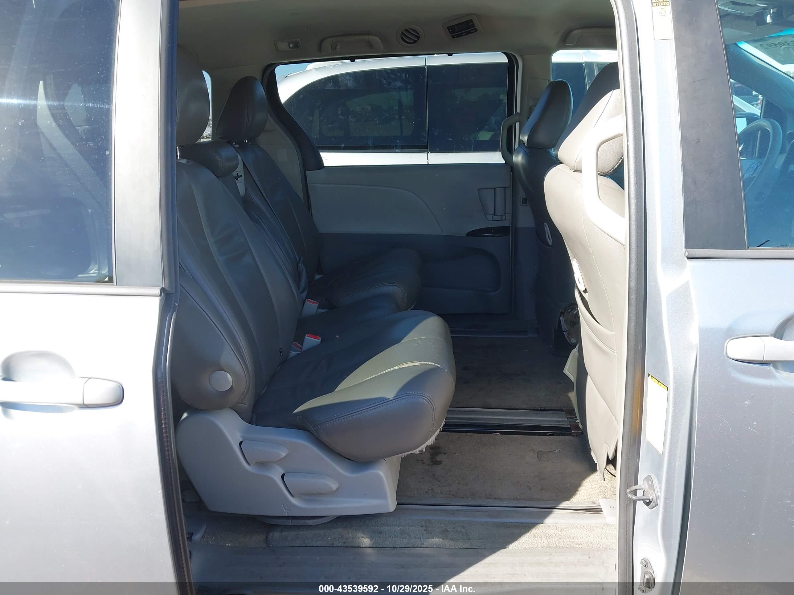 TOYOTA SIENNA image 8