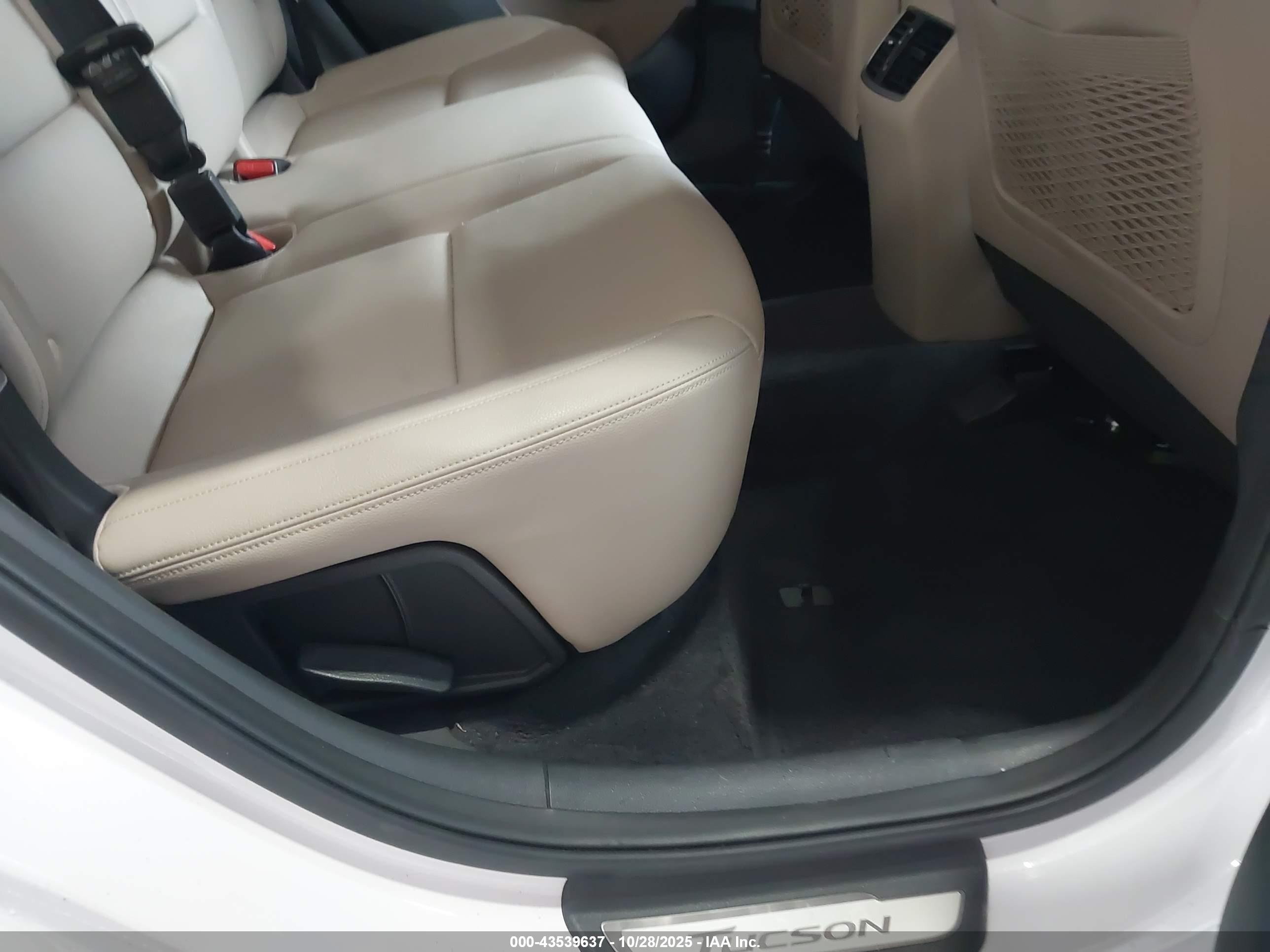 HYUNDAI TUCSON image 8