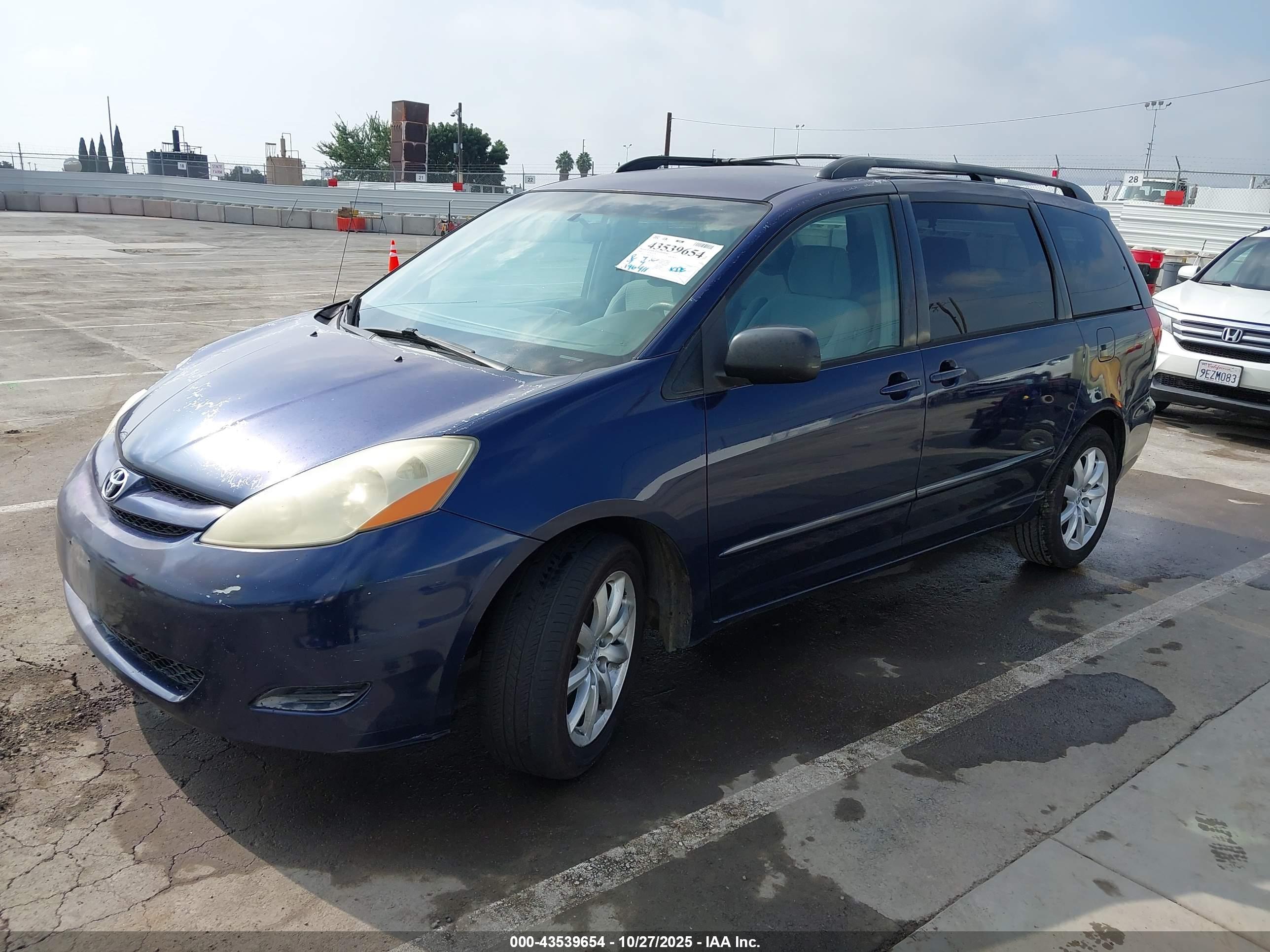 TOYOTA SIENNA image 2