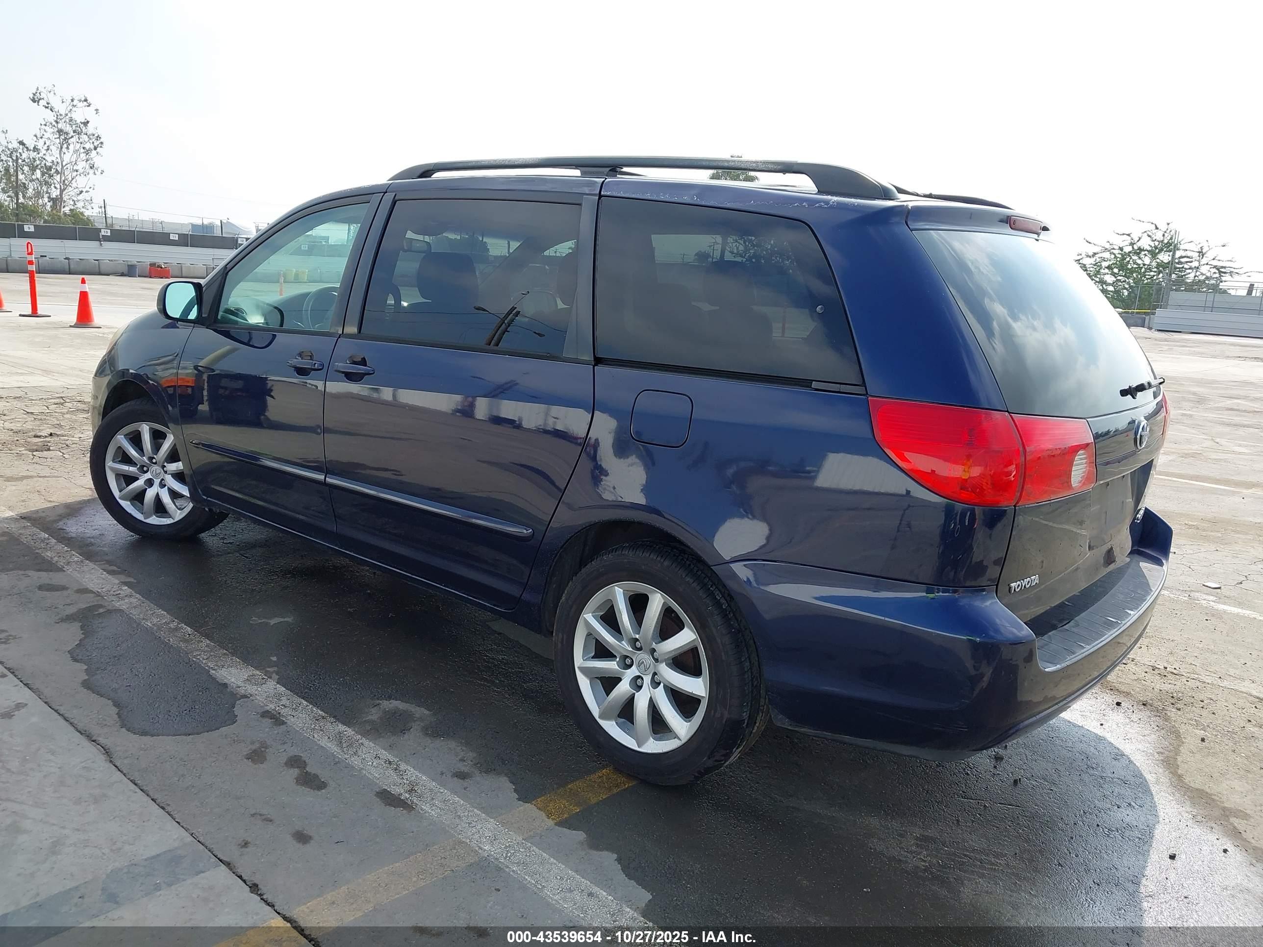 TOYOTA SIENNA image 3