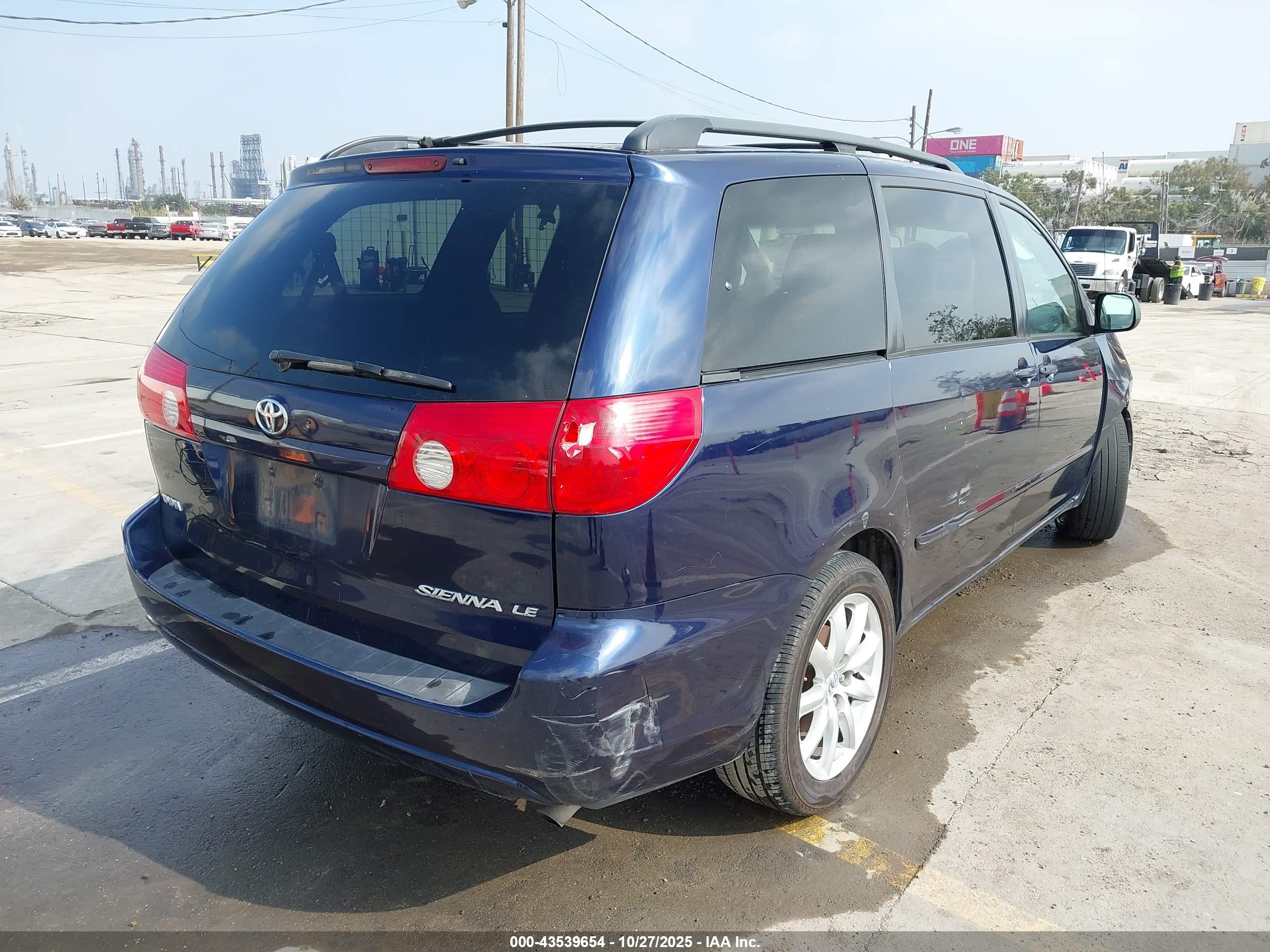TOYOTA SIENNA image 4