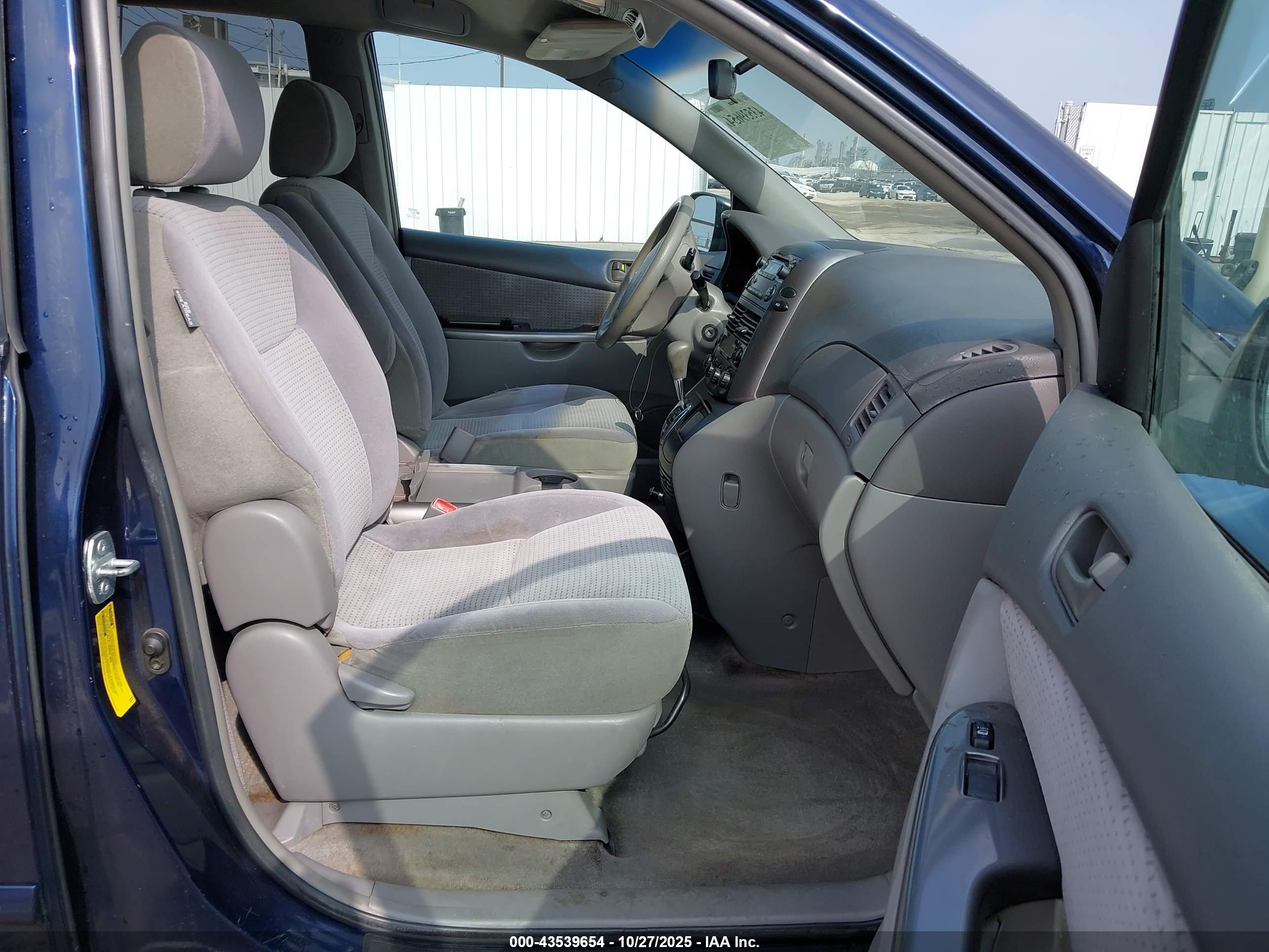 TOYOTA SIENNA image 5