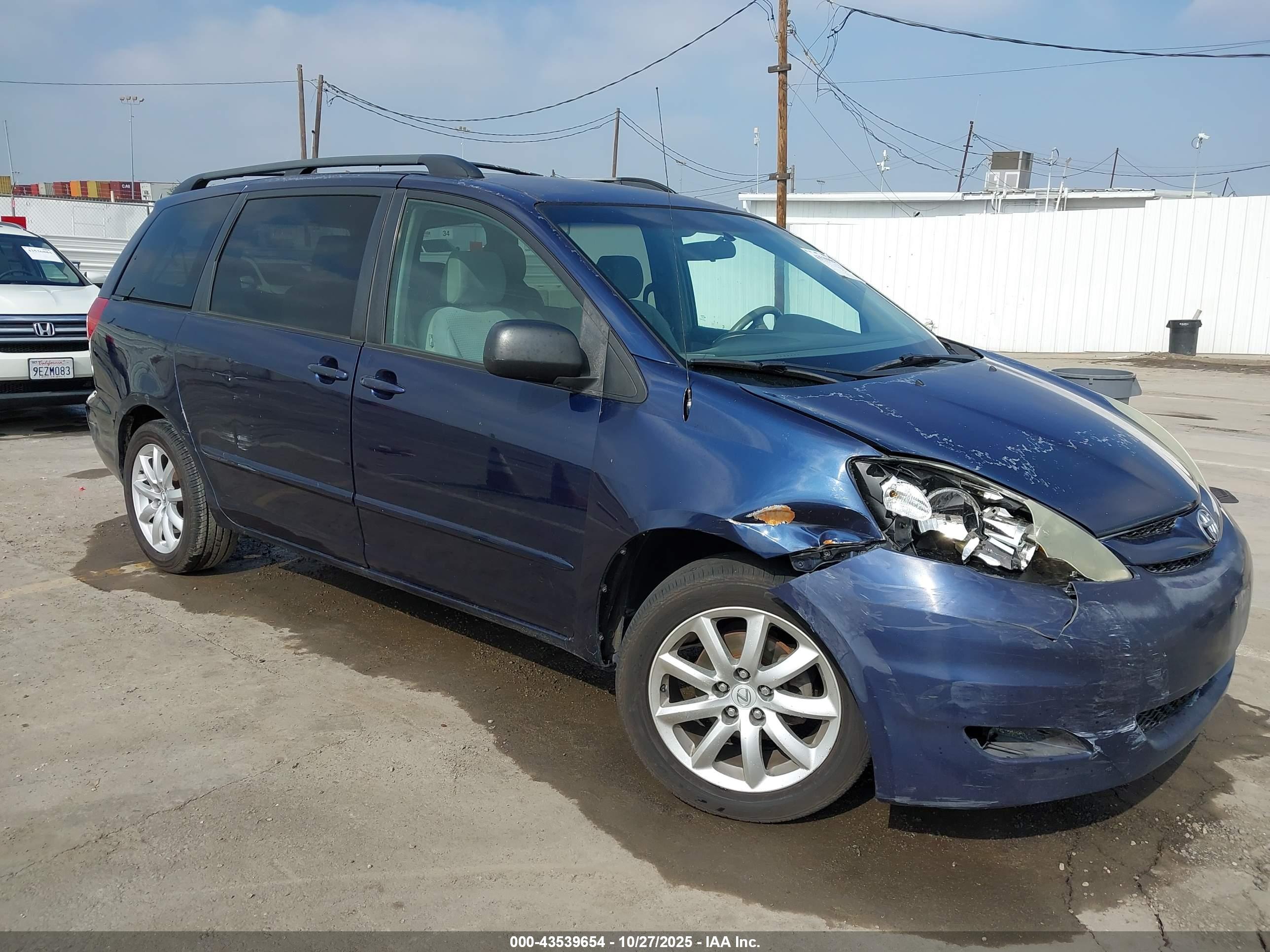 TOYOTA SIENNA image 6