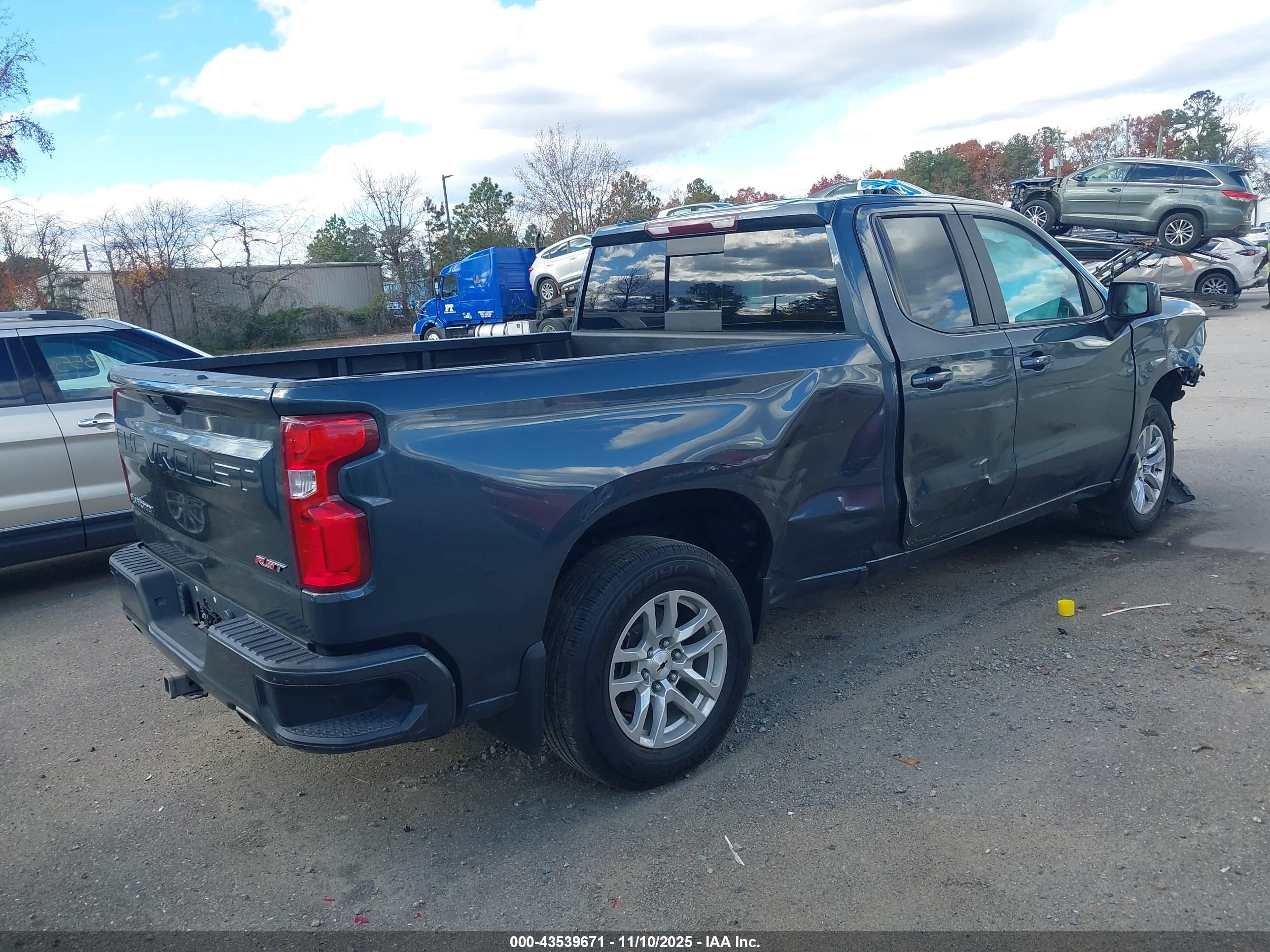 CHEVROLET SILVERADO image 4