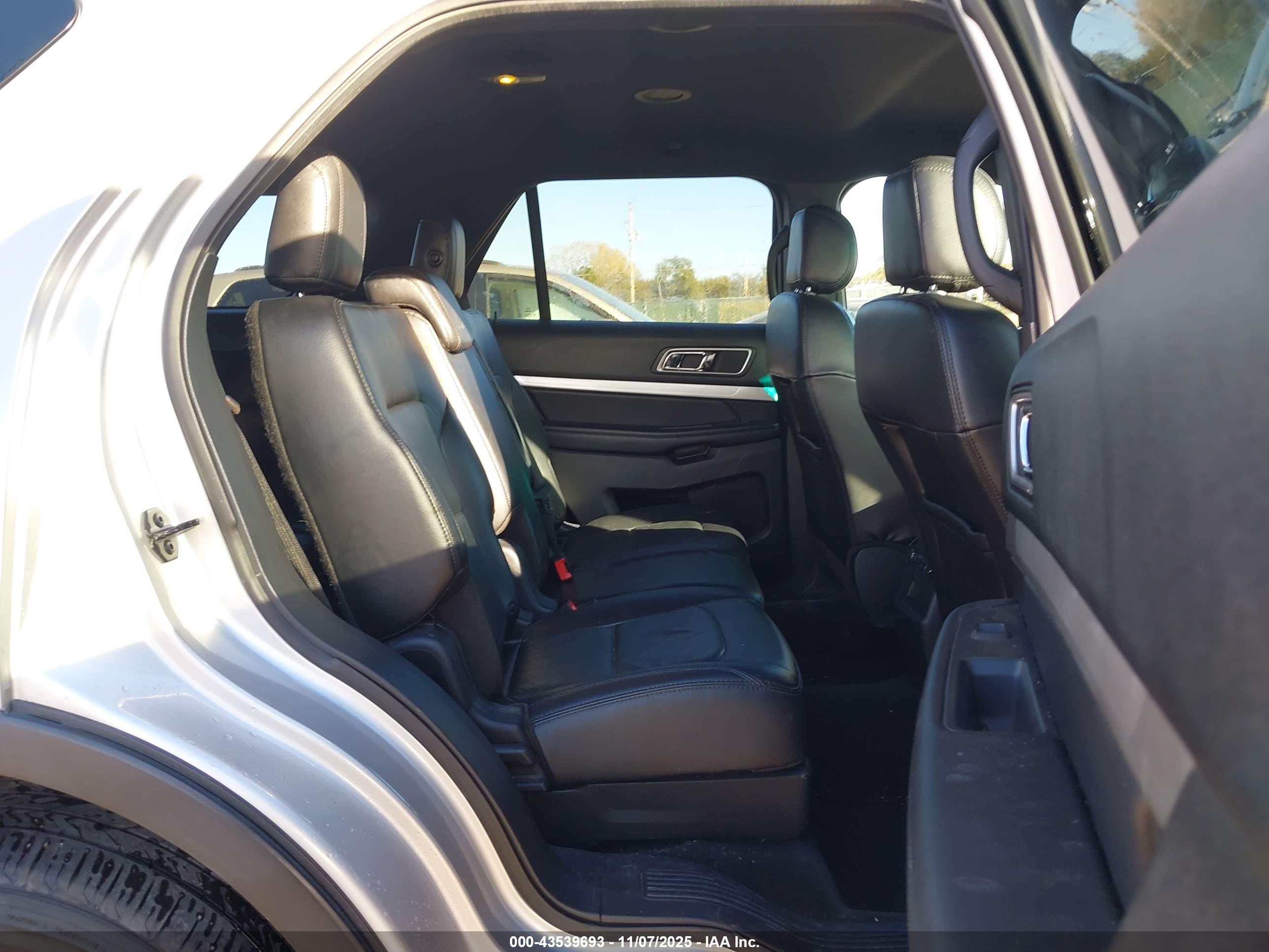 FORD EXPLORER image 8
