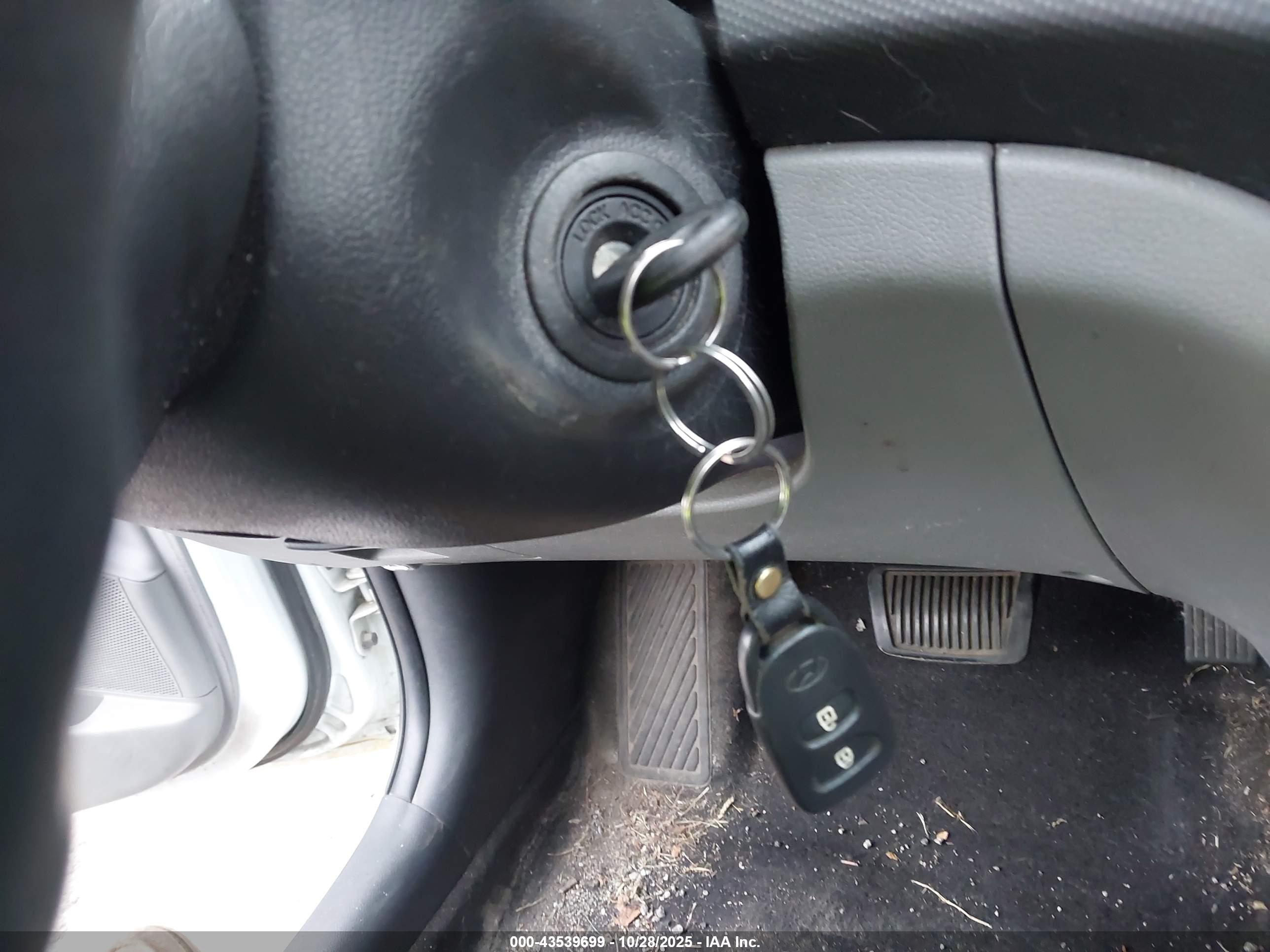 HYUNDAI ACCENT image 11
