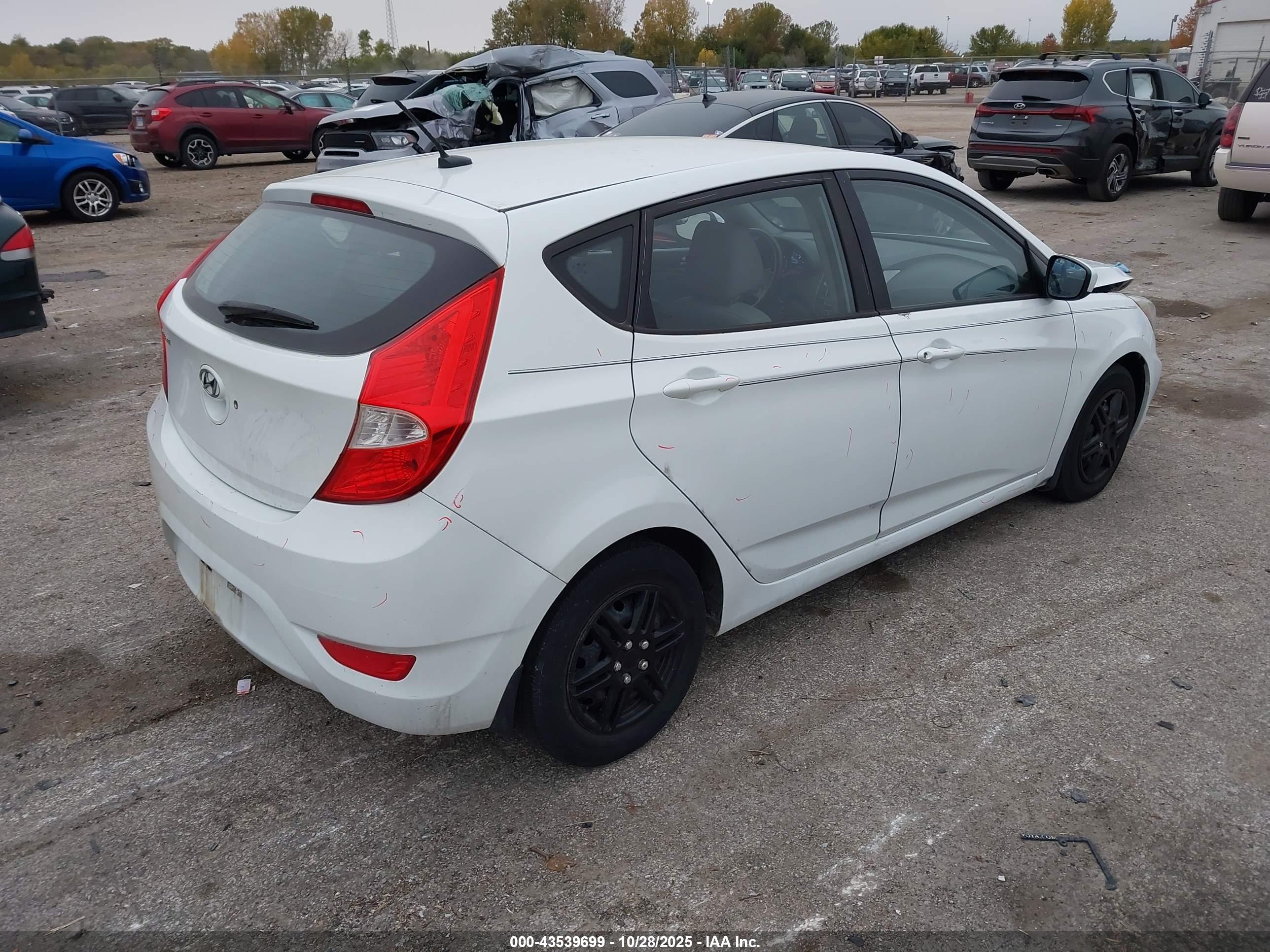 HYUNDAI ACCENT image 4