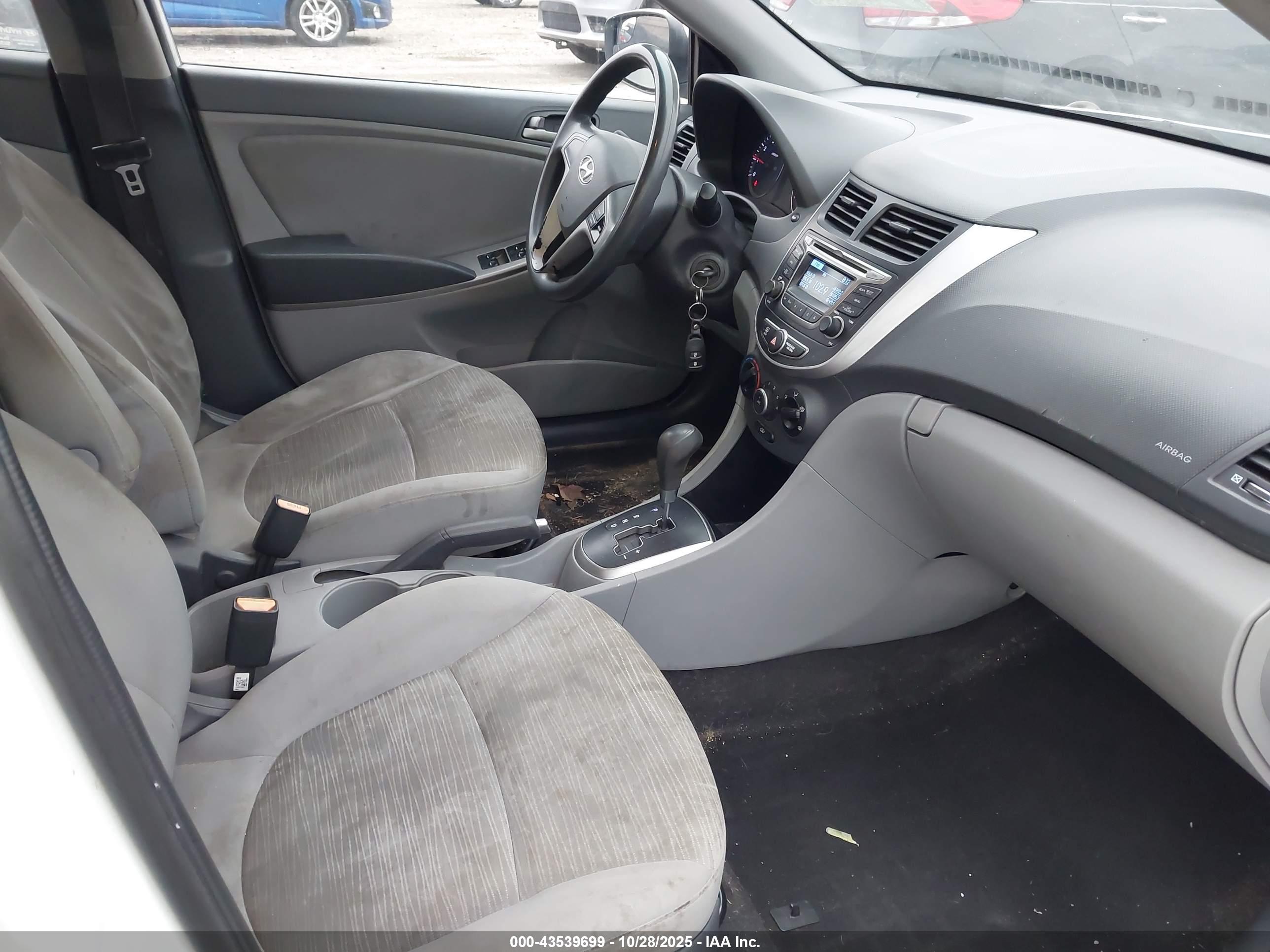 HYUNDAI ACCENT image 5