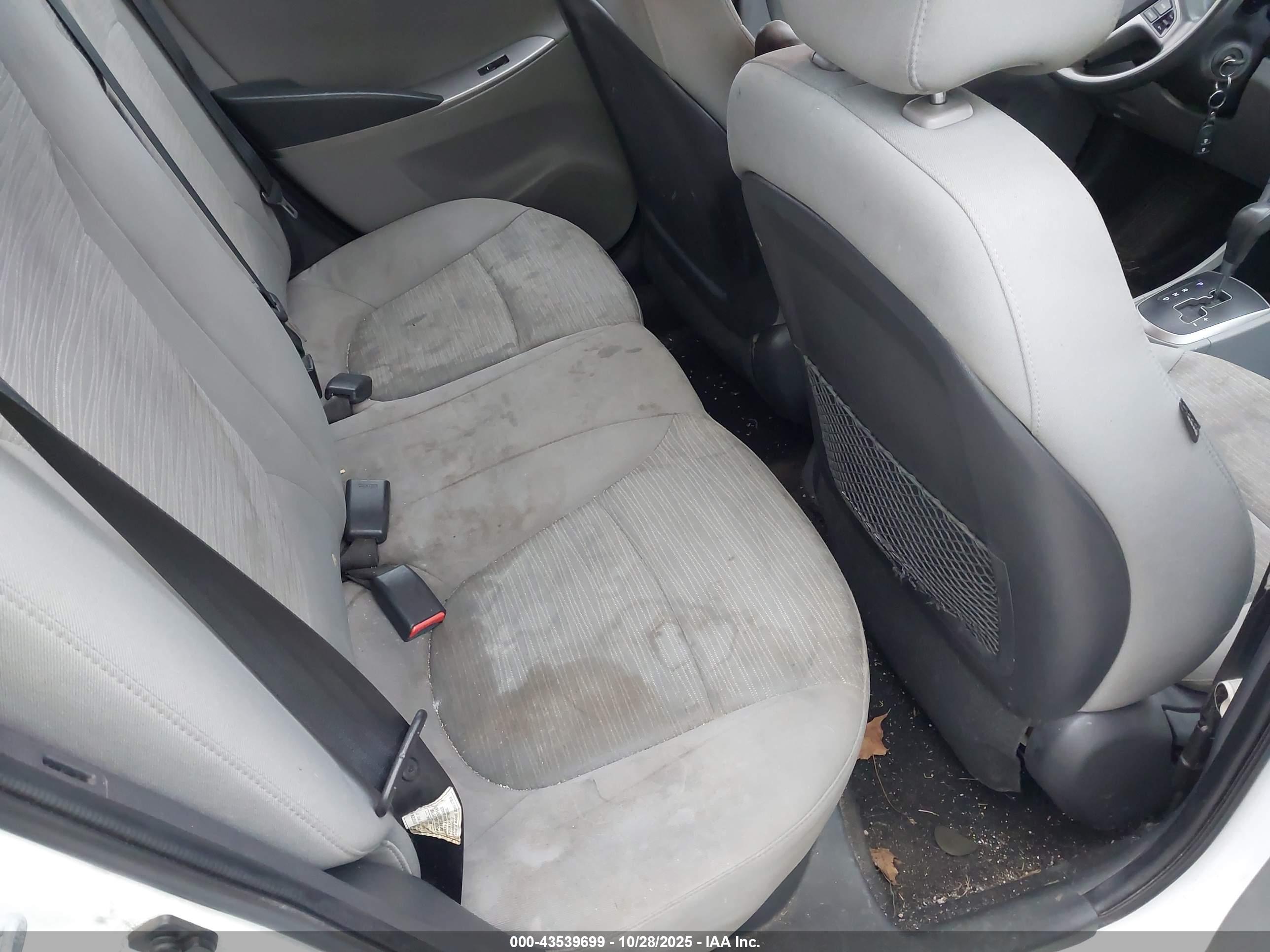 HYUNDAI ACCENT image 8