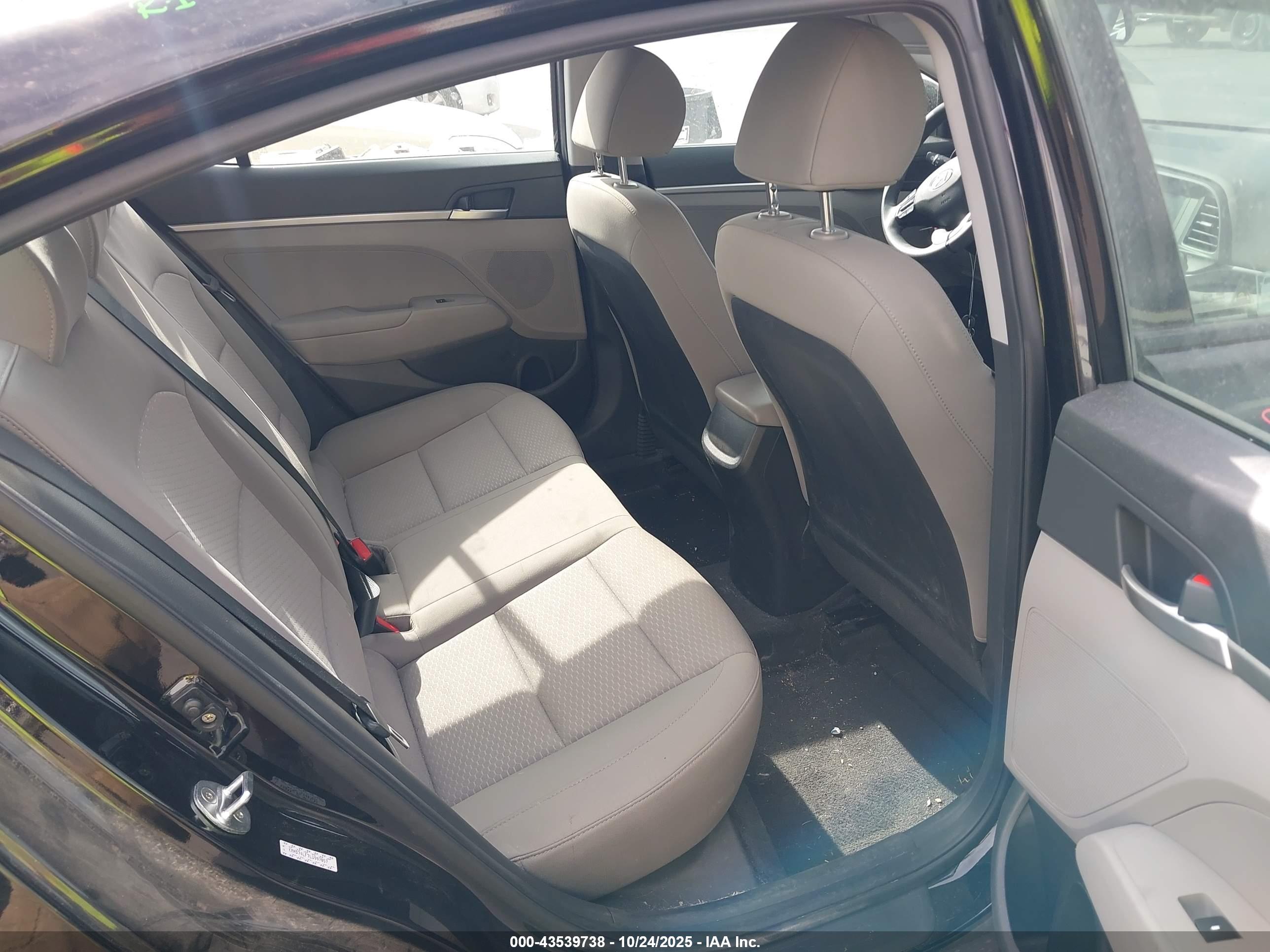HYUNDAI ELANTRA image 8