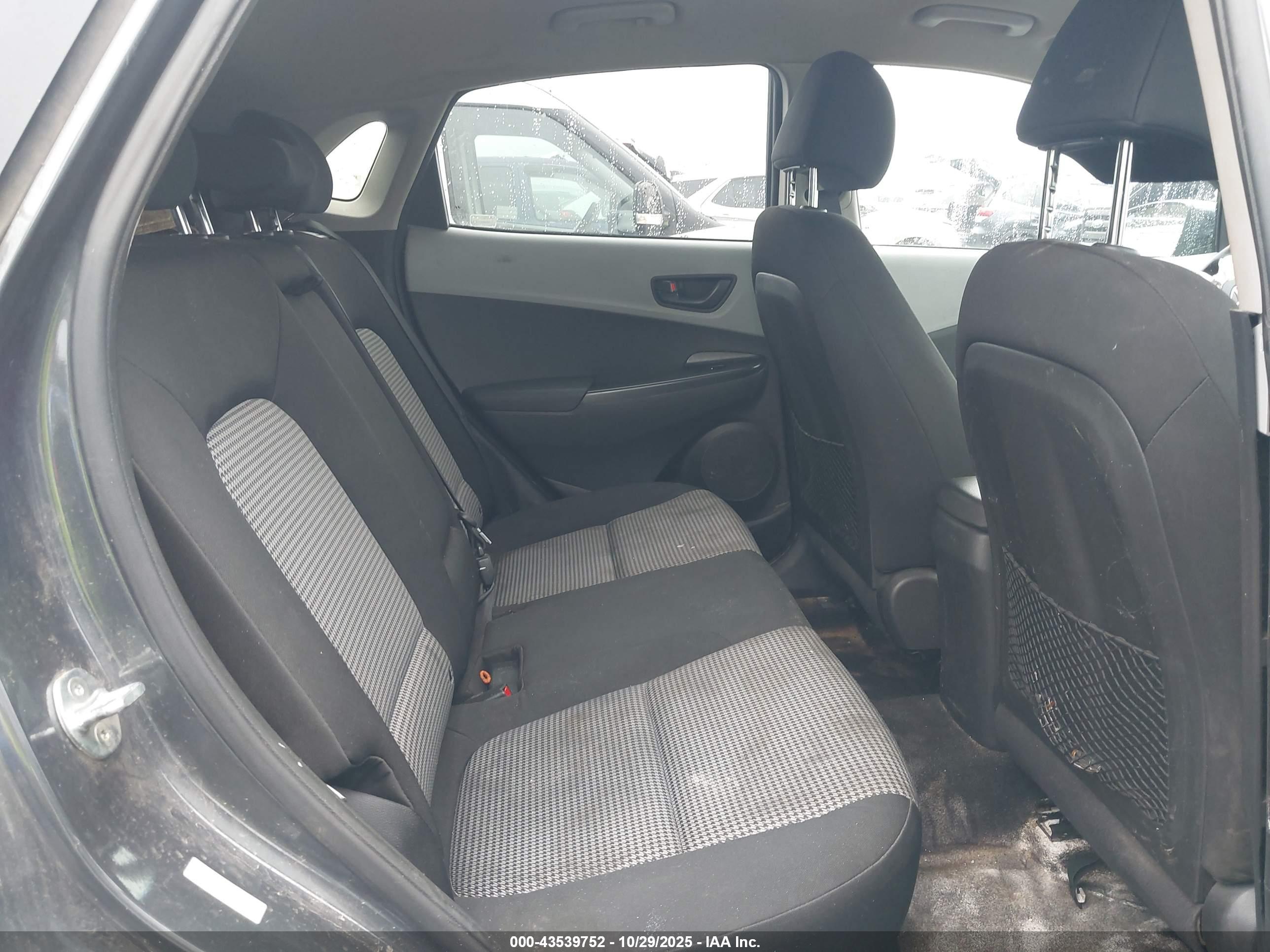 HYUNDAI KONA image 8