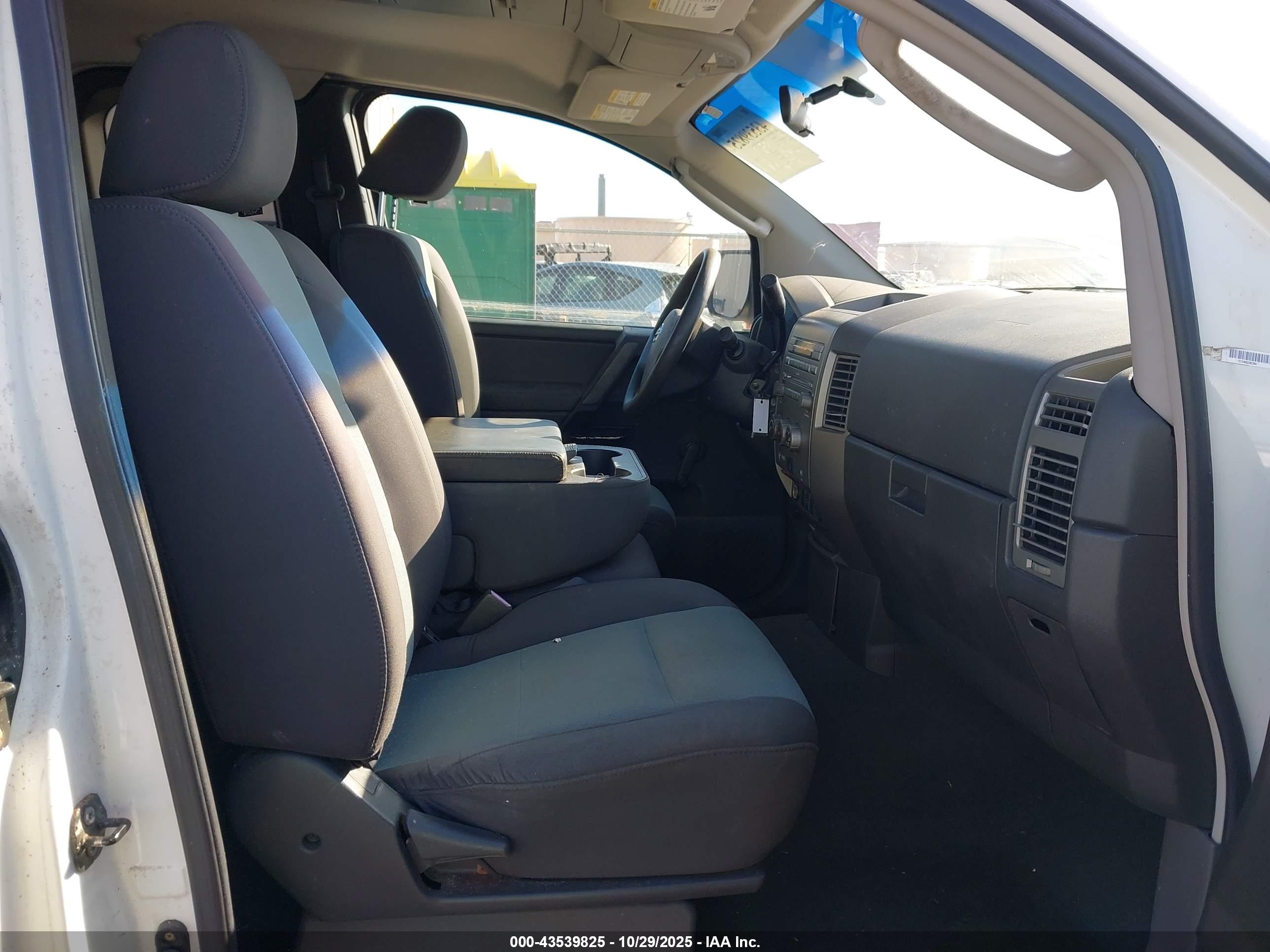 NISSAN TITAN image 5