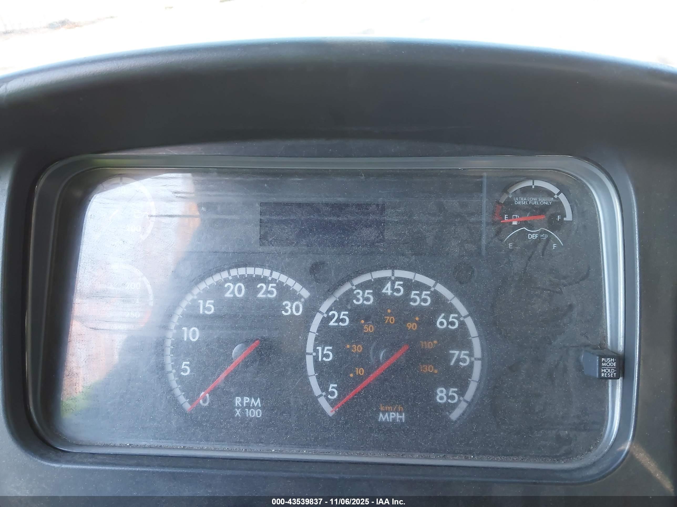 FREIGHTLINER M2 image 6