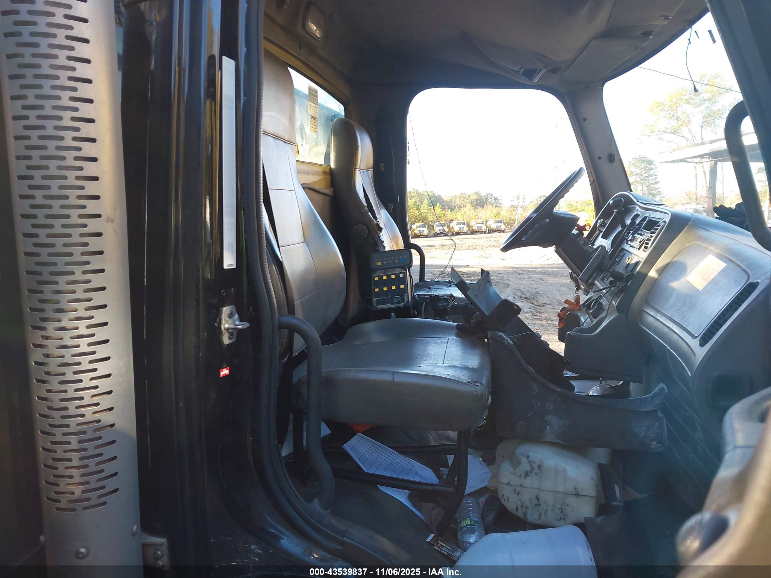 FREIGHTLINER M2 image 7