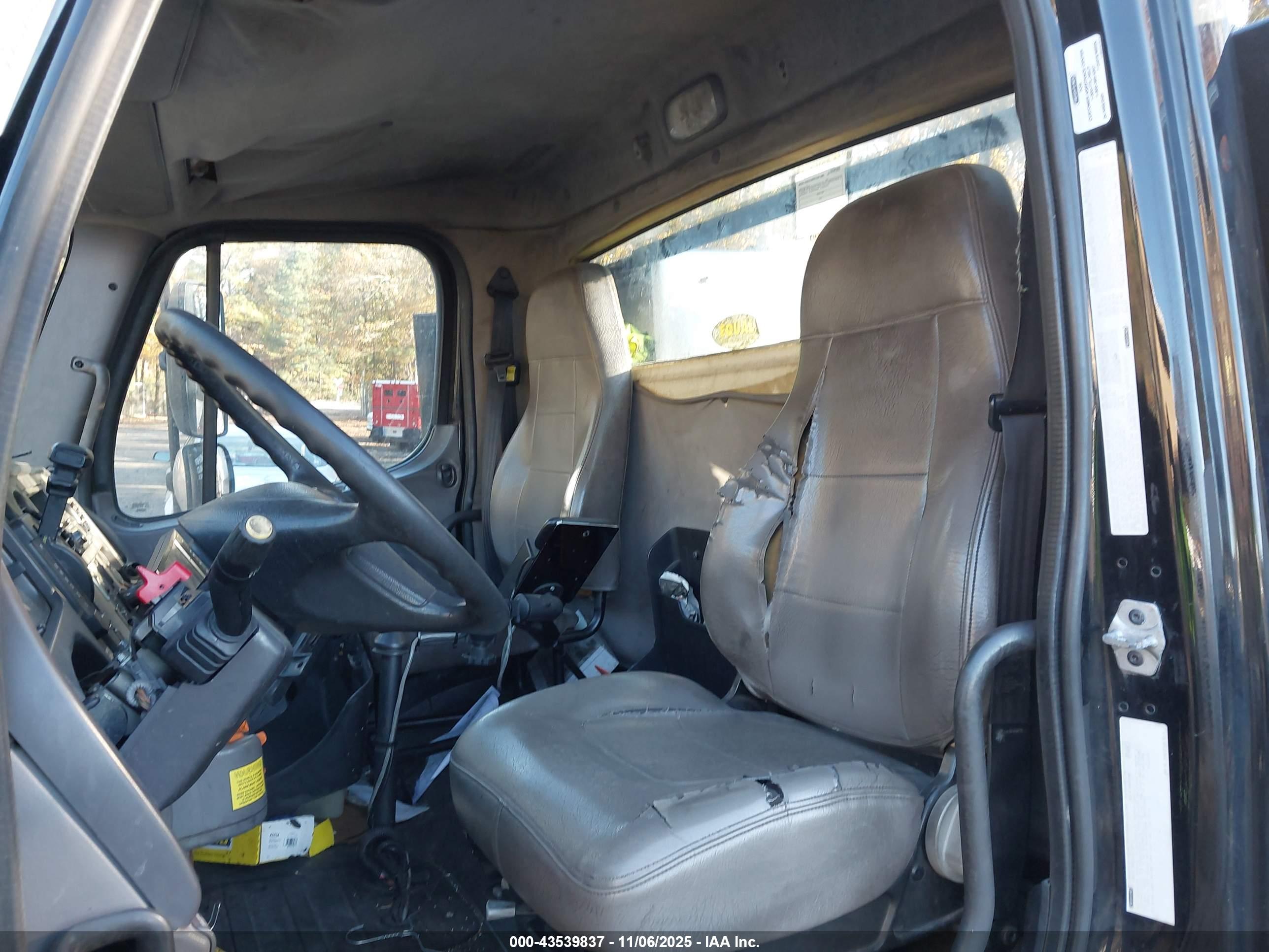 FREIGHTLINER M2 image 8