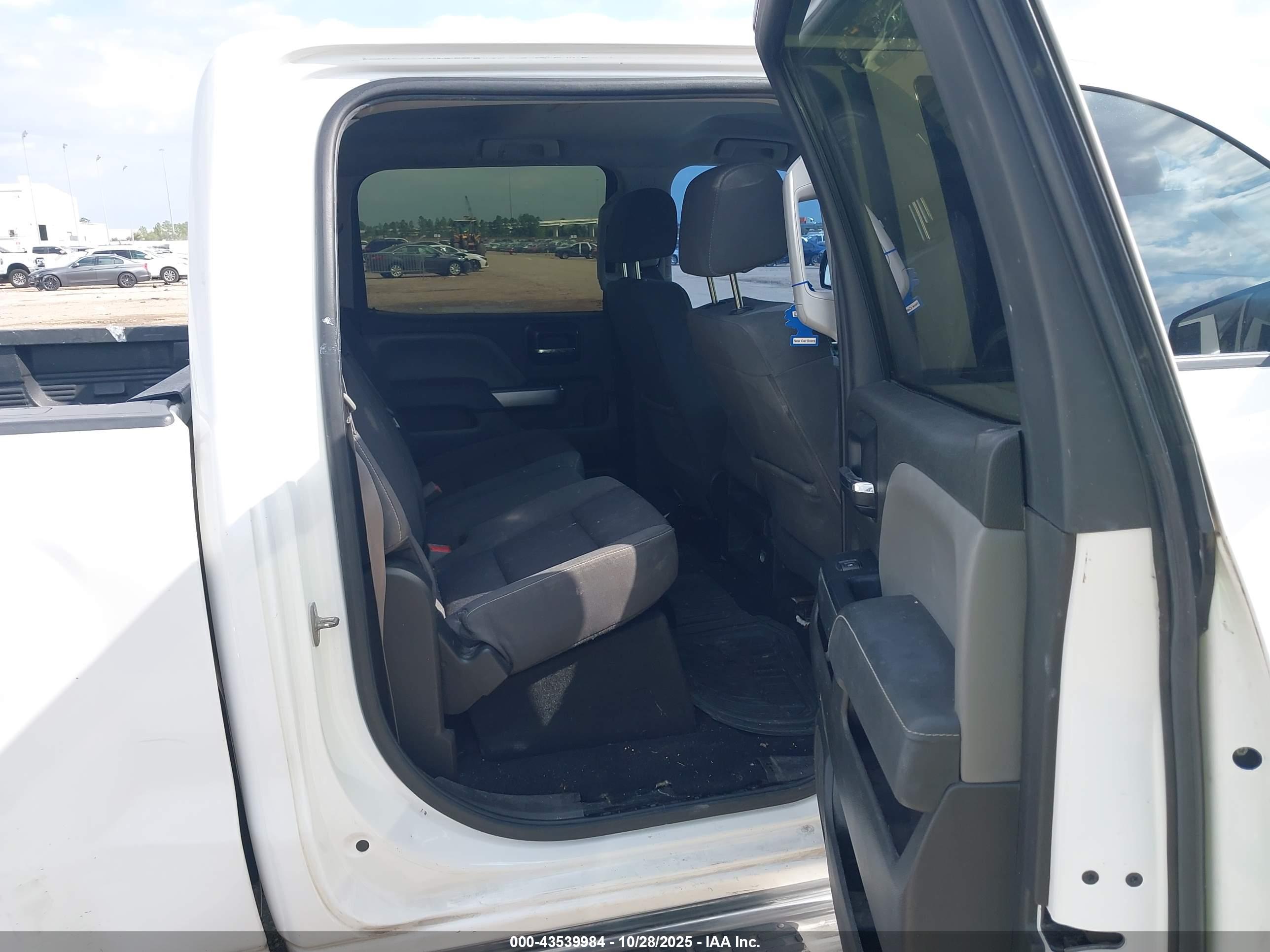 CHEVROLET SILVERADO image 8