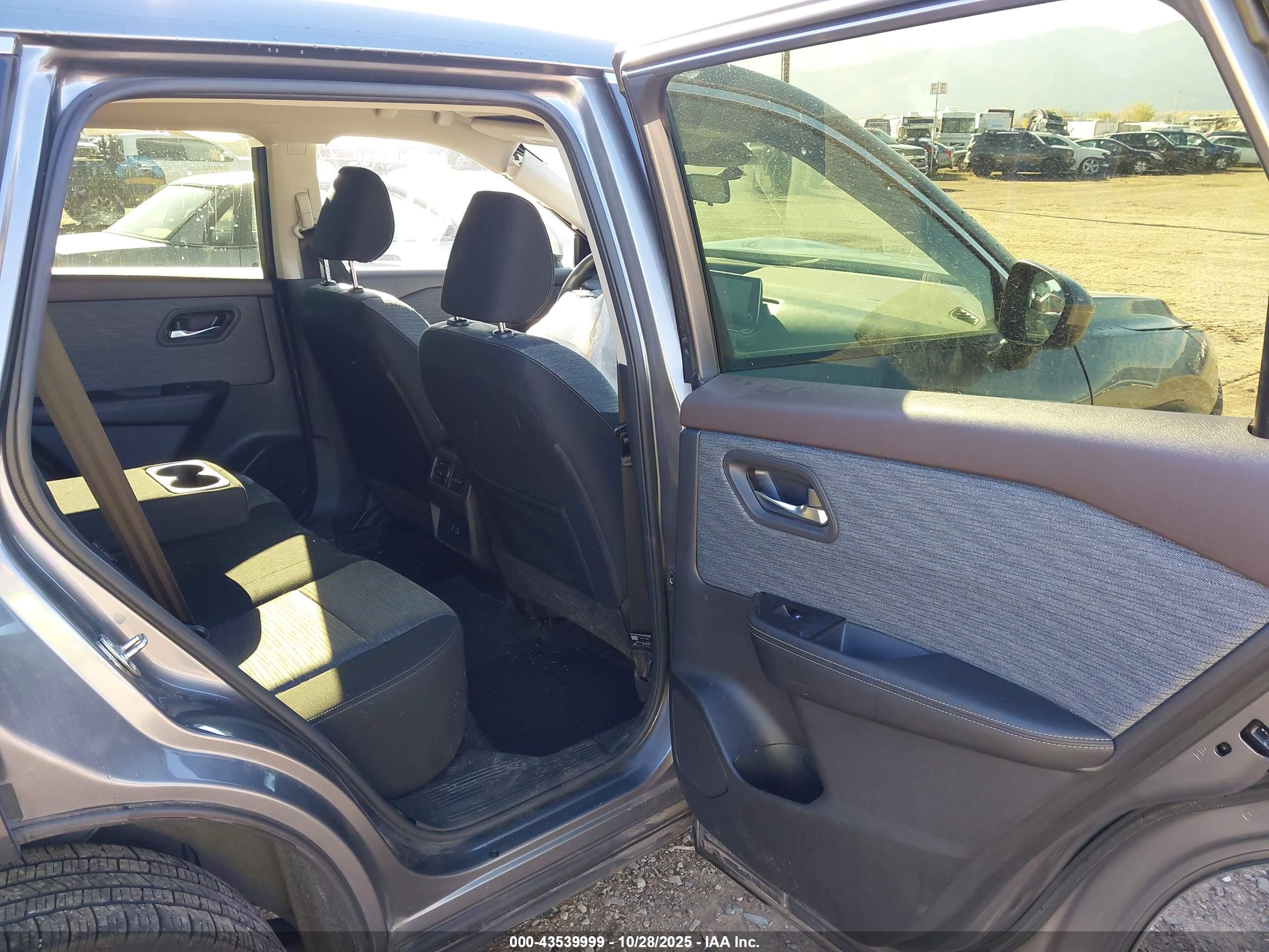 NISSAN ROGUE image 8