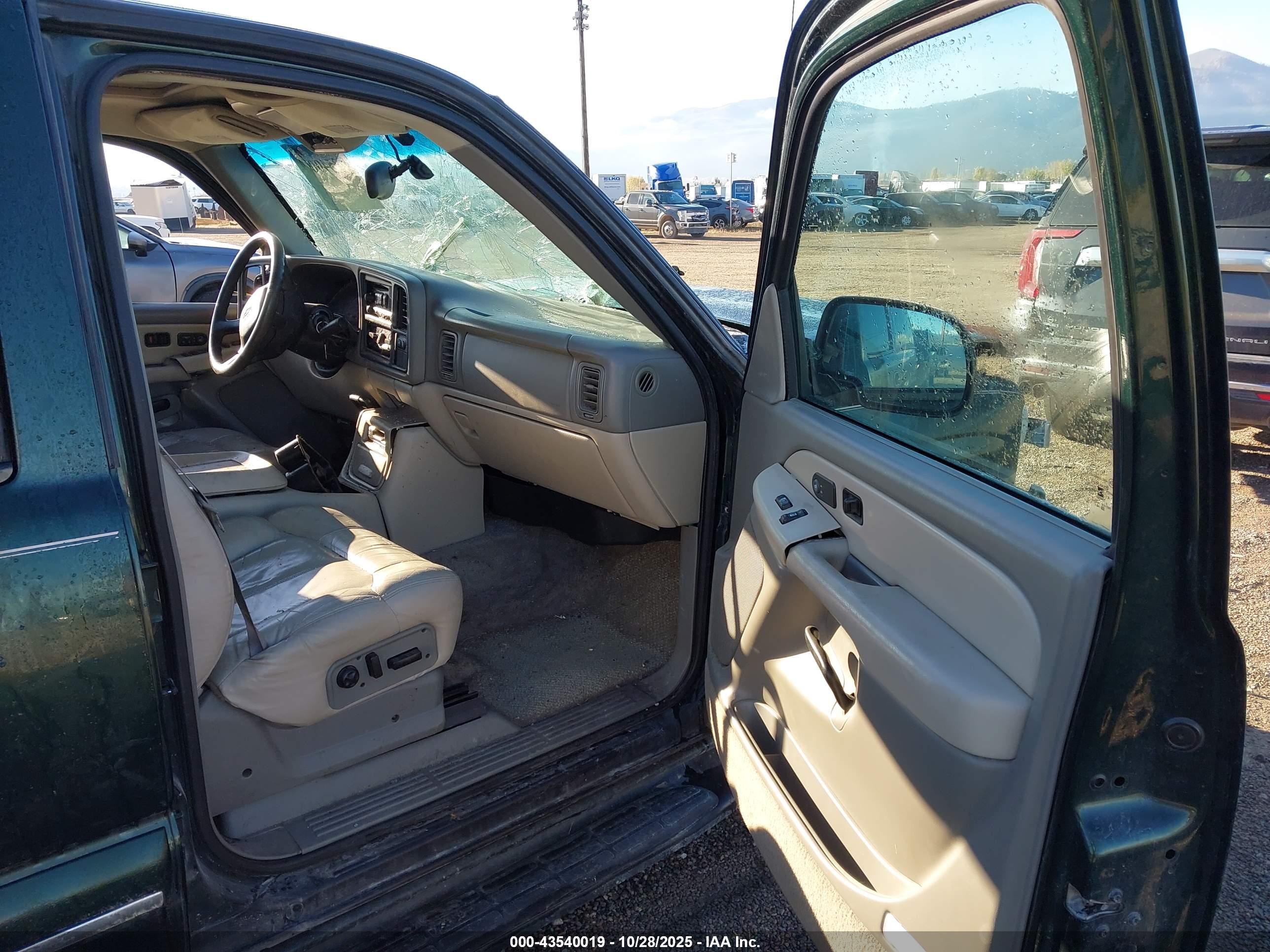 CHEVROLET SUBURBAN image 5