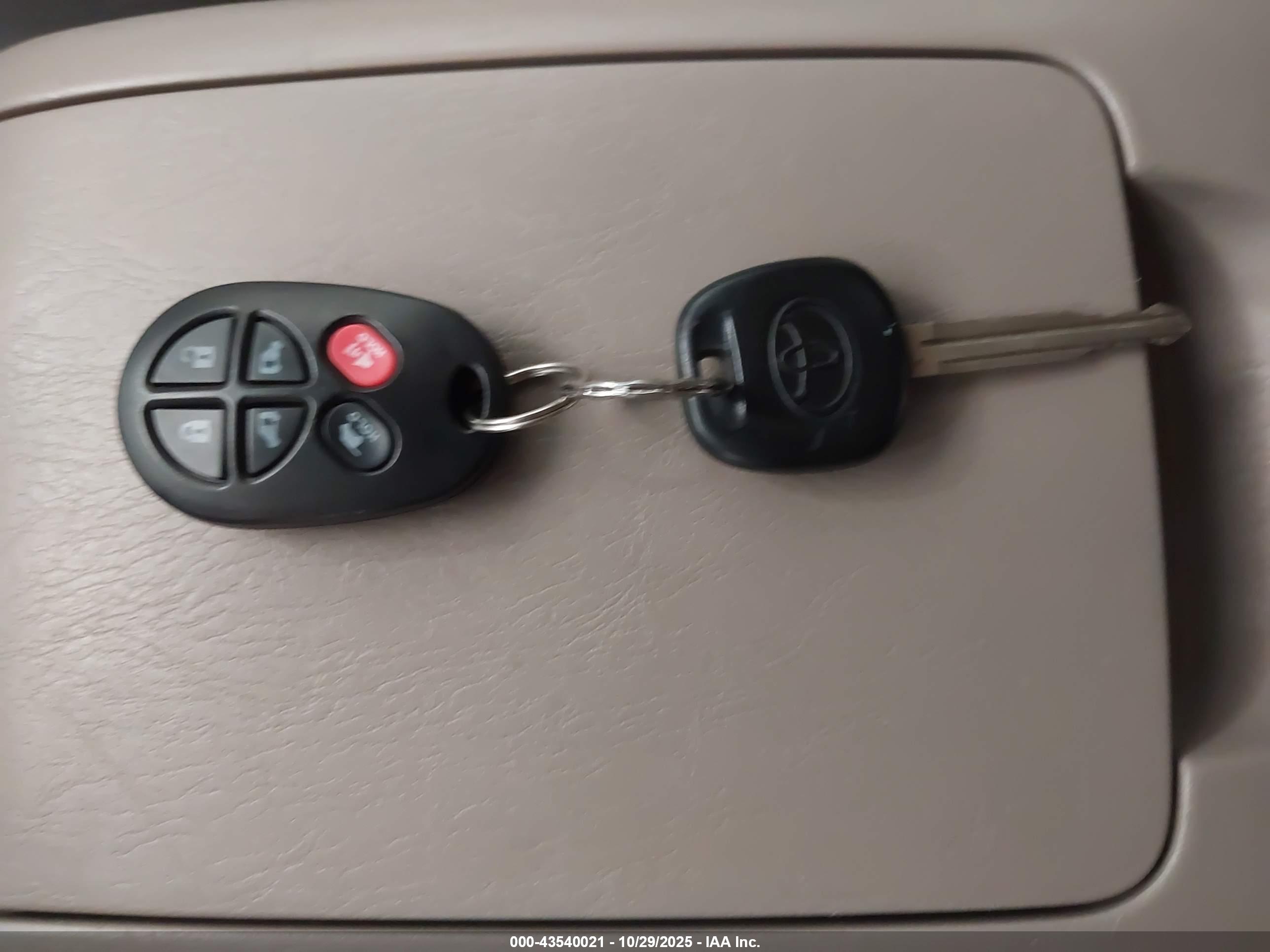 TOYOTA SIENNA image 11
