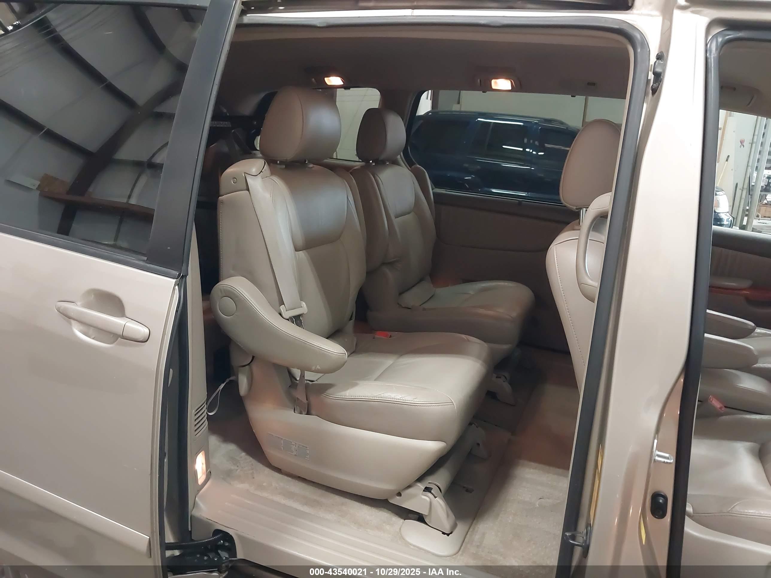 TOYOTA SIENNA image 8