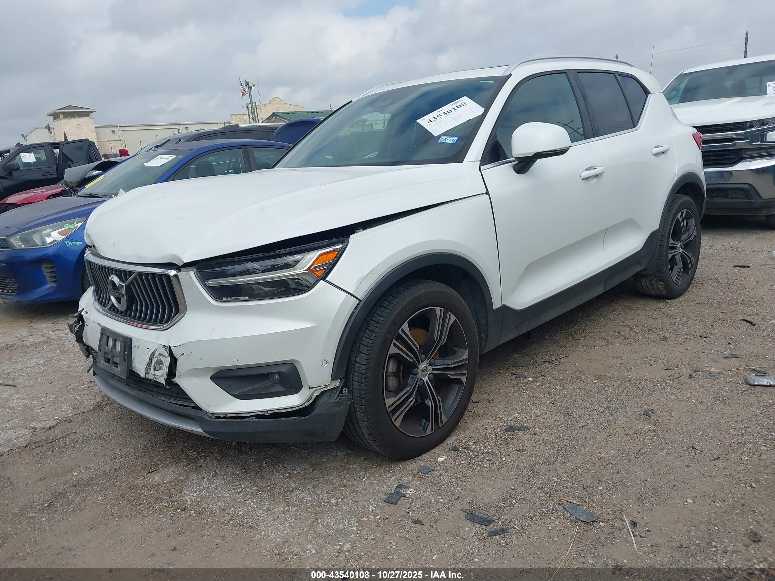 VOLVO XC40 image 2