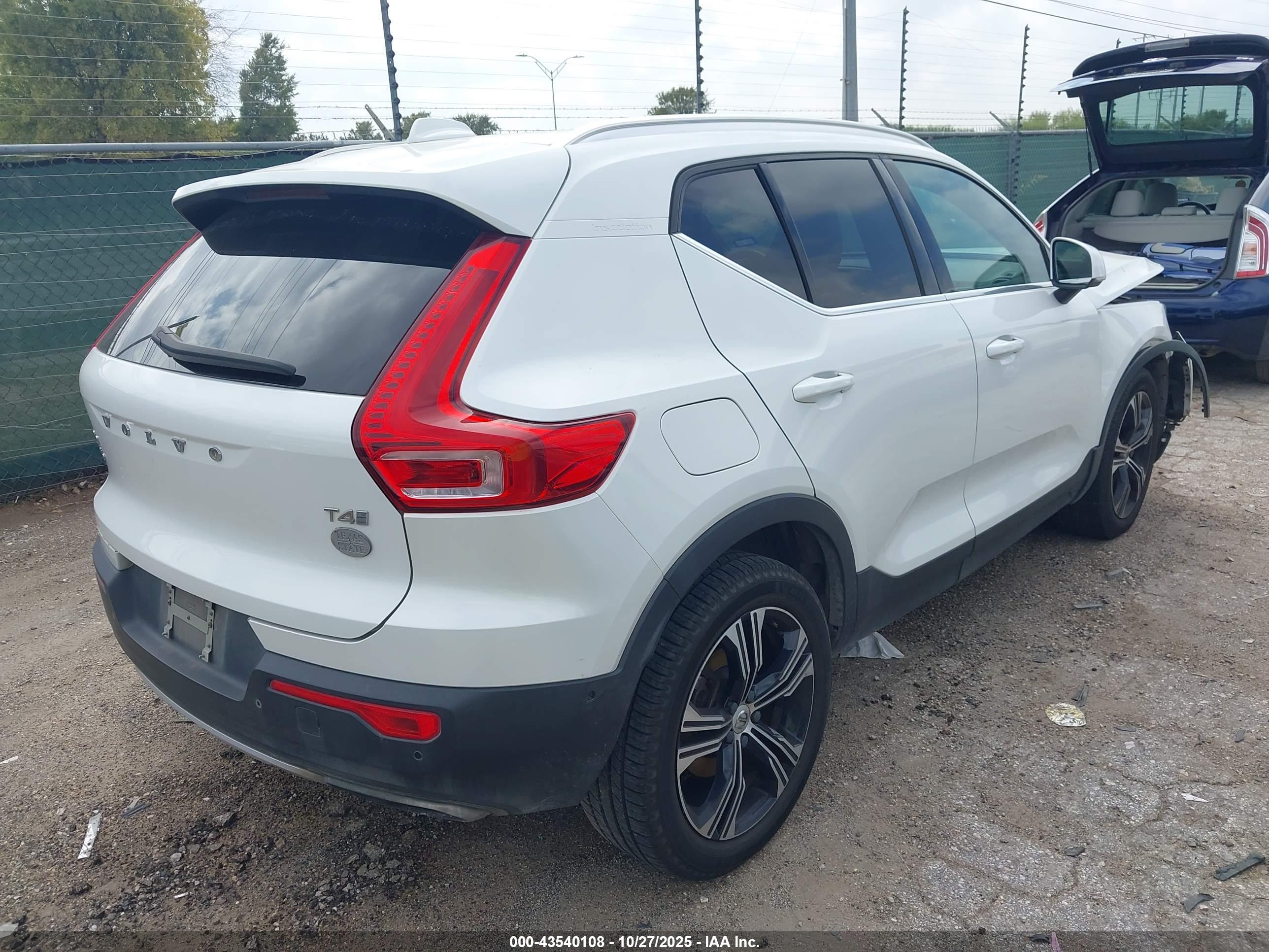 VOLVO XC40 image 4