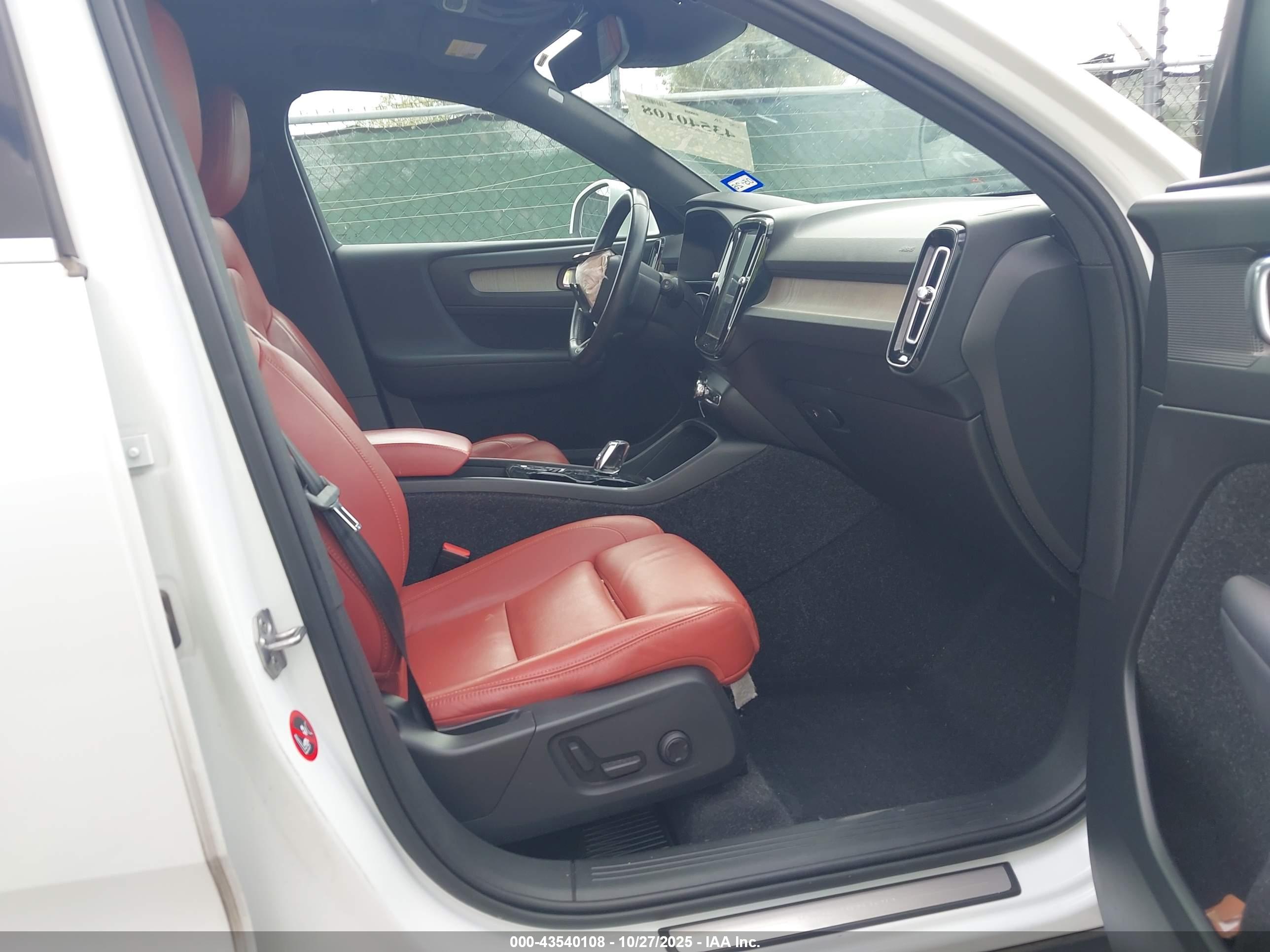 VOLVO XC40 image 5