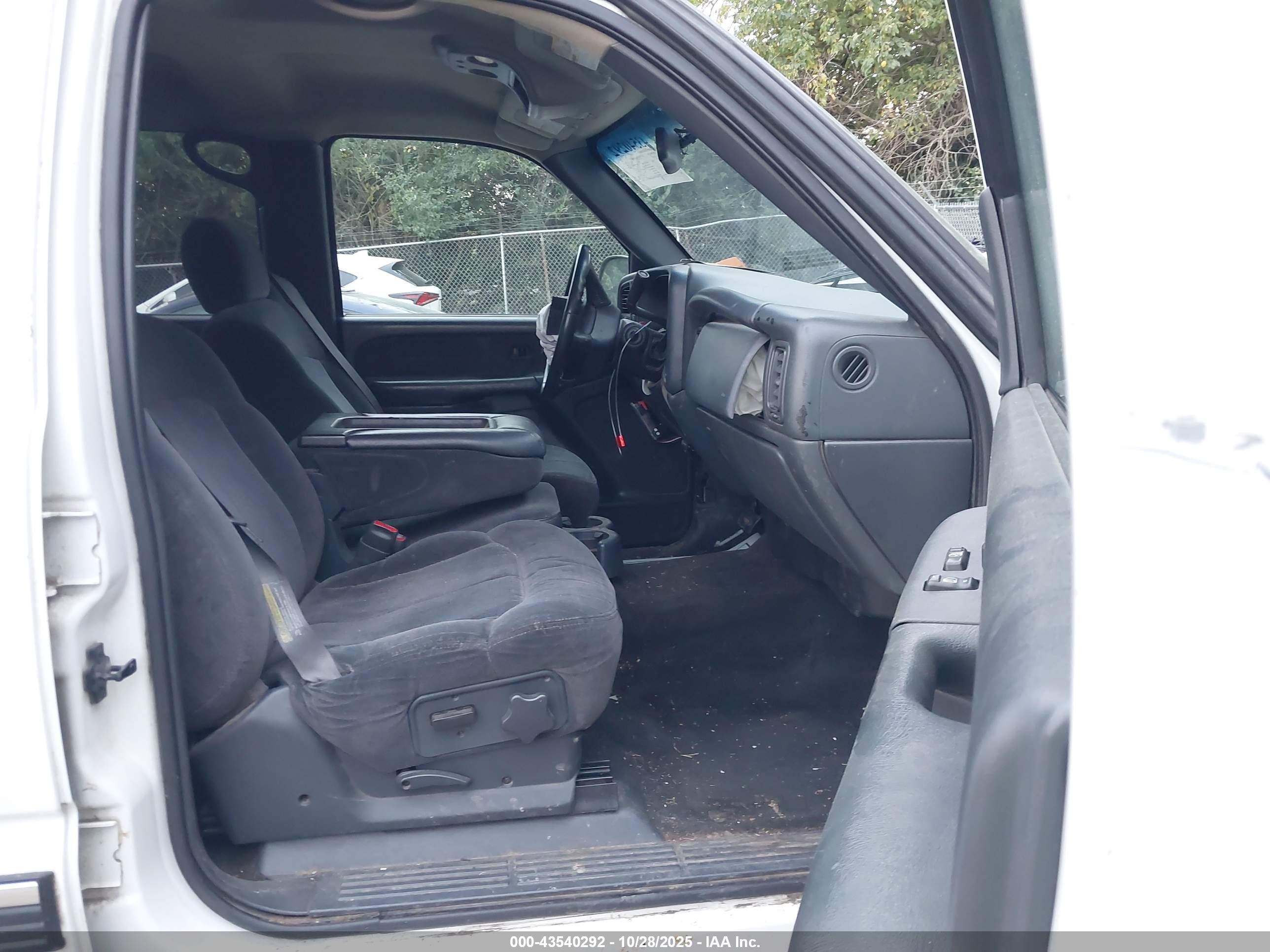 CHEVROLET SILVERADO image 5